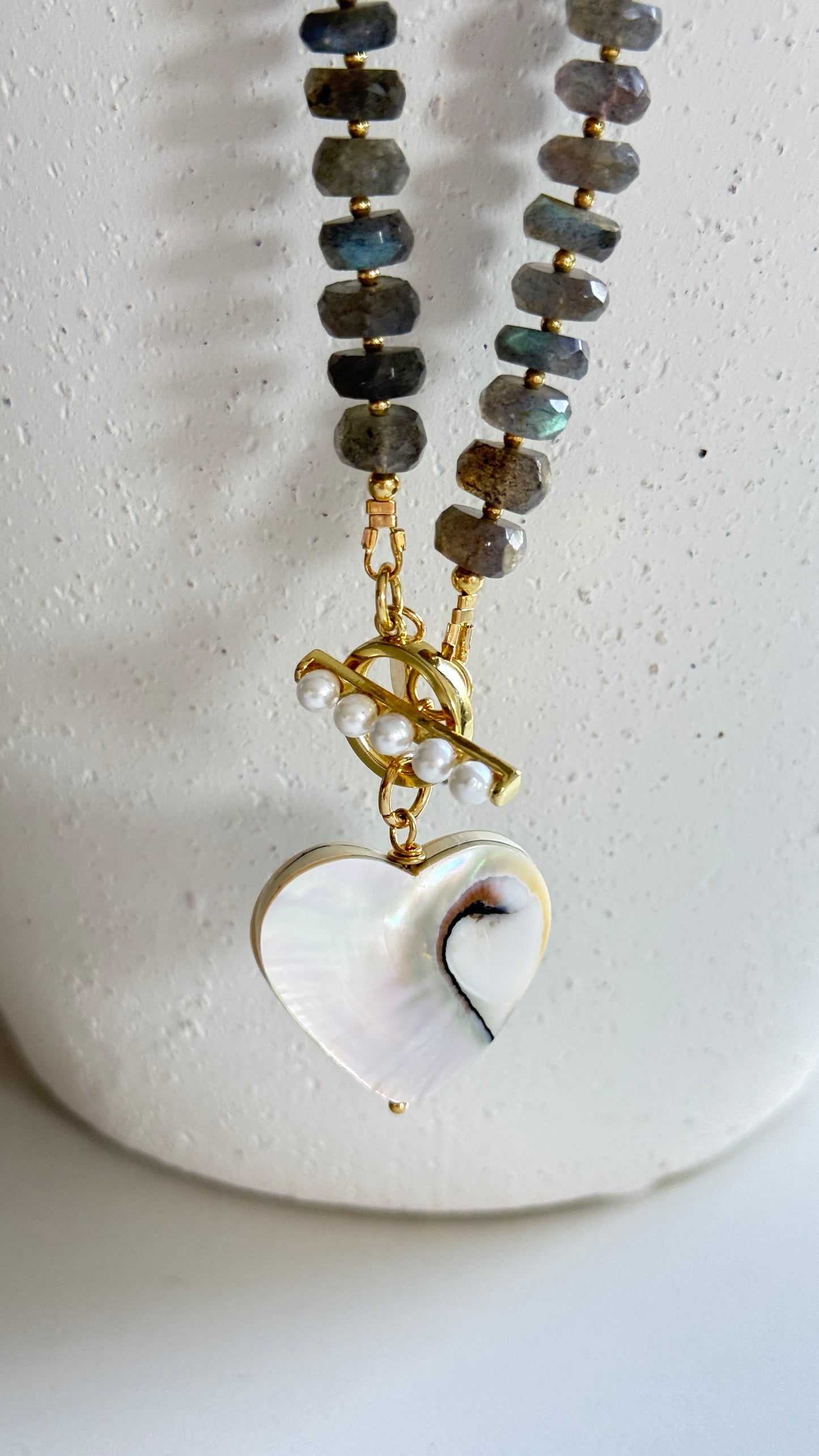 Collar Gris Labradorita con dije Corazón Nacar