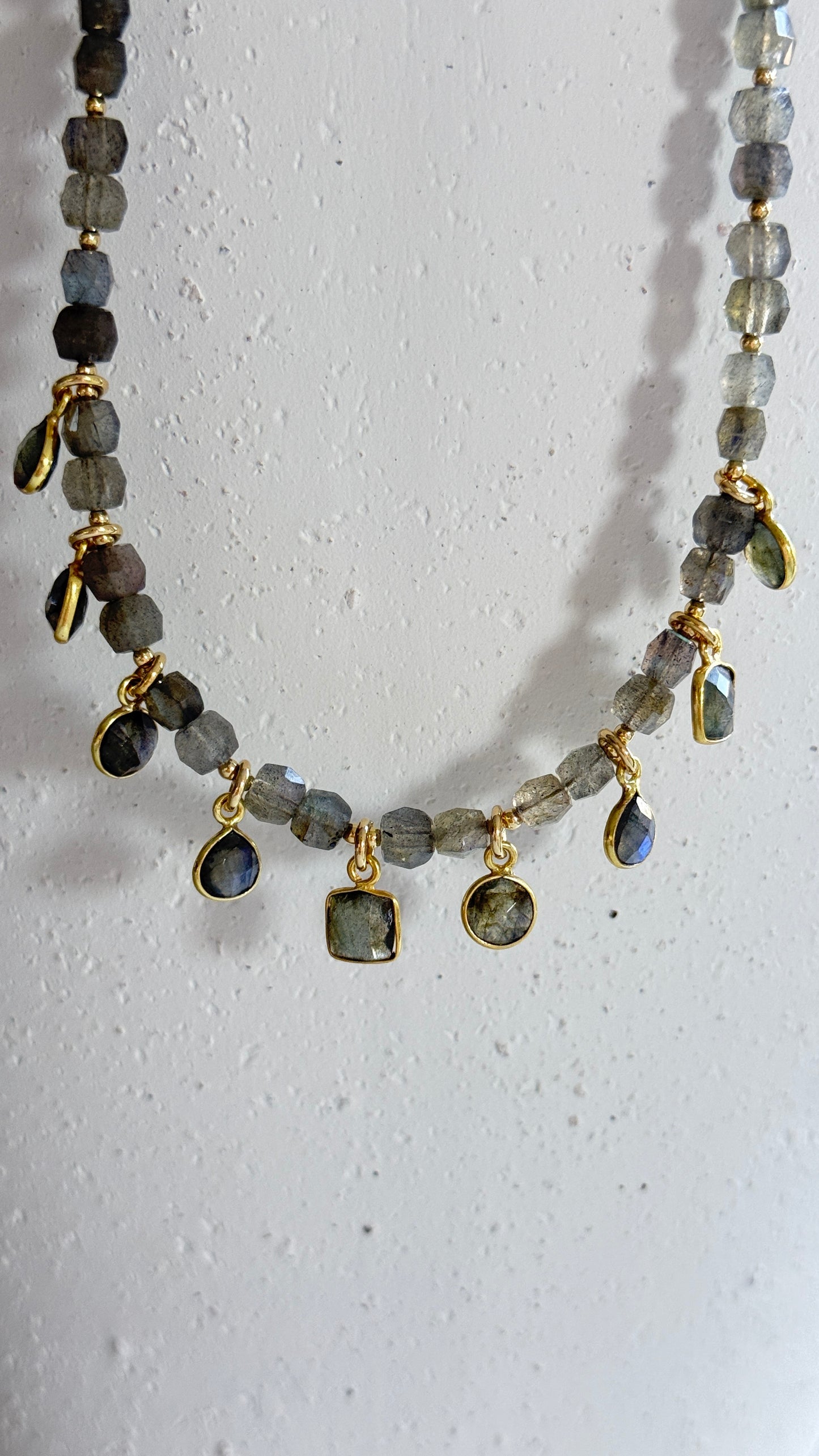 Collar Labradorita gris con múltiples dijes