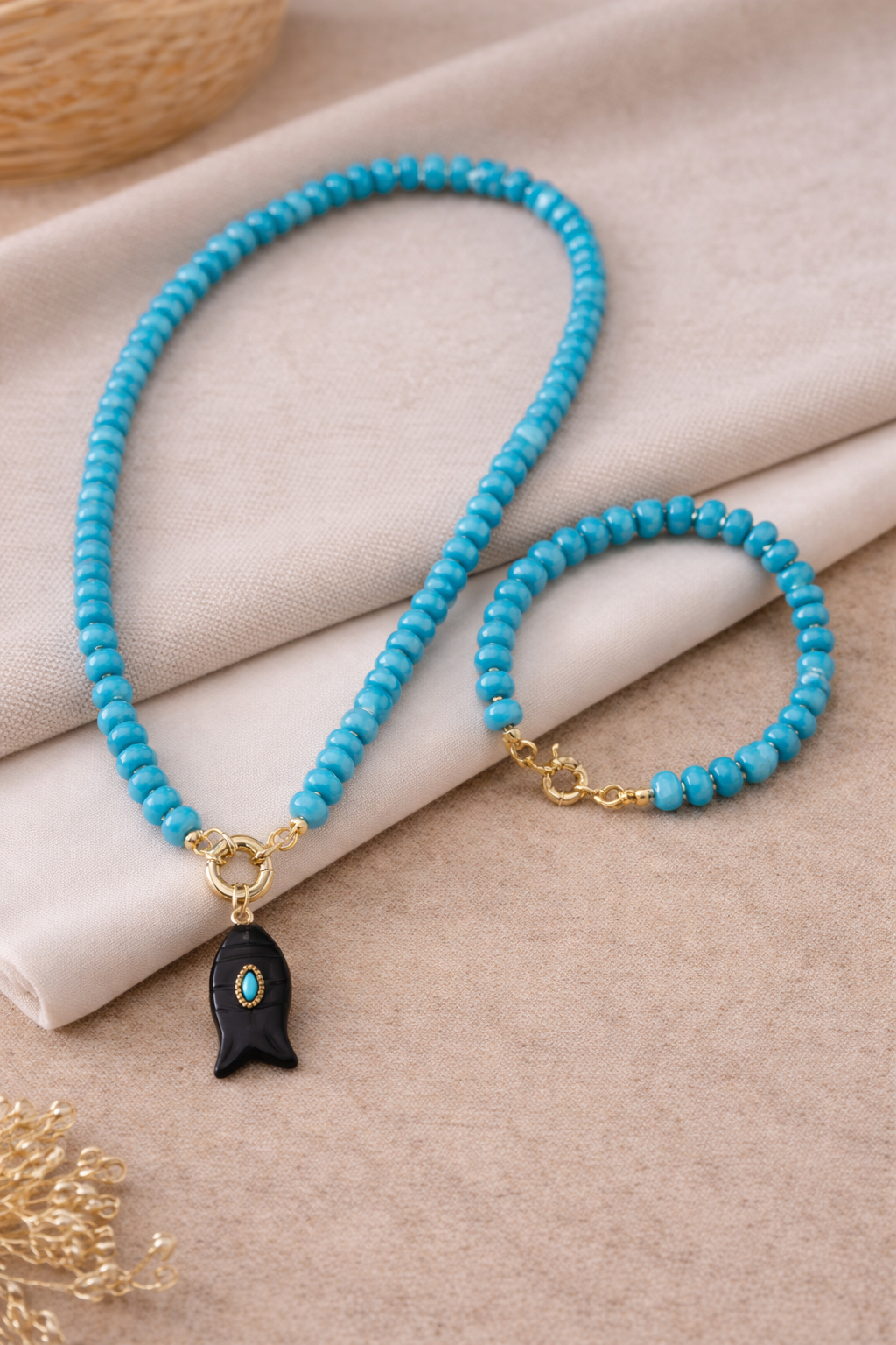 Collar Jade Turquesa con Pez negro