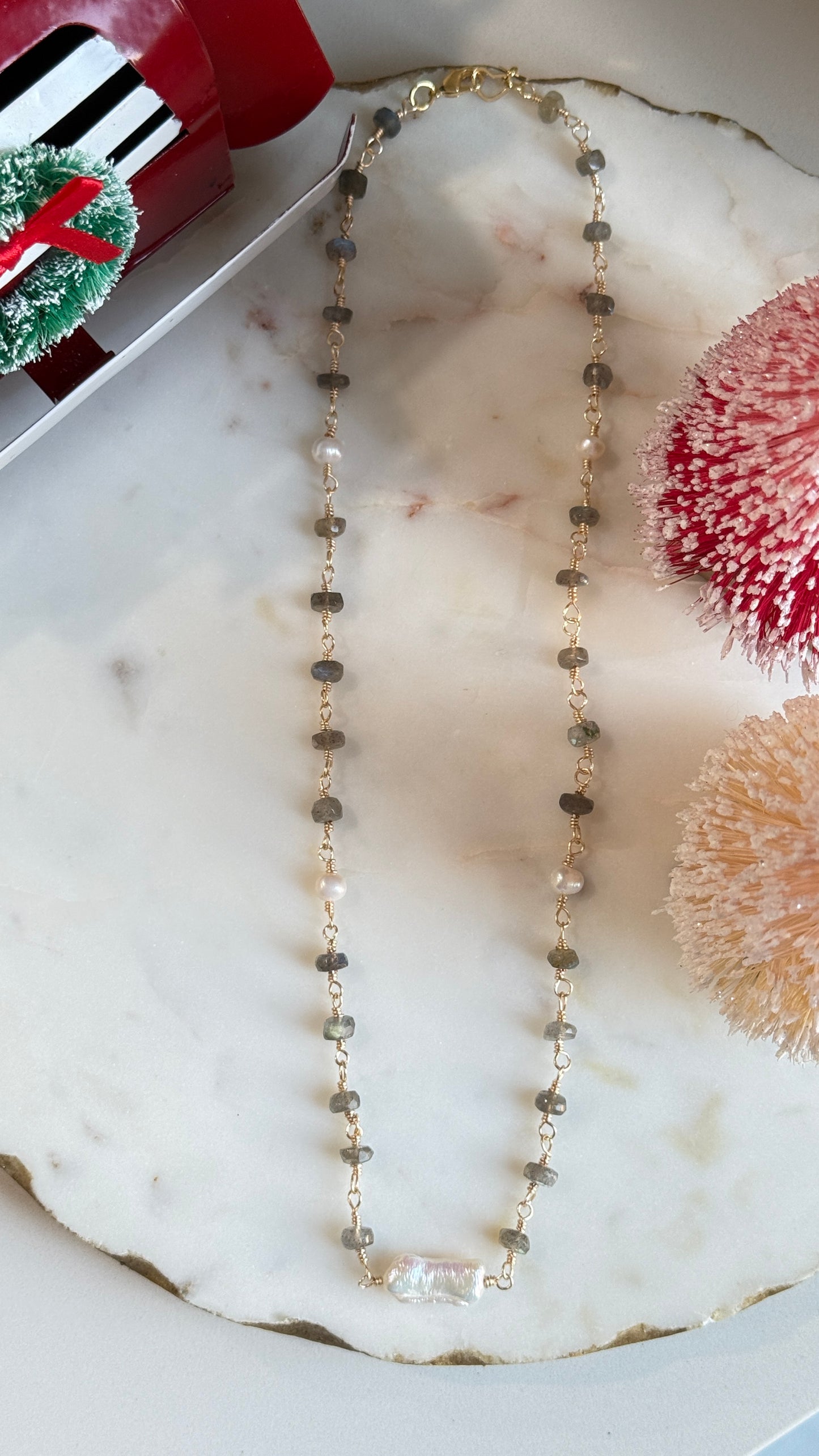 Collar con cadena en gris y perlas