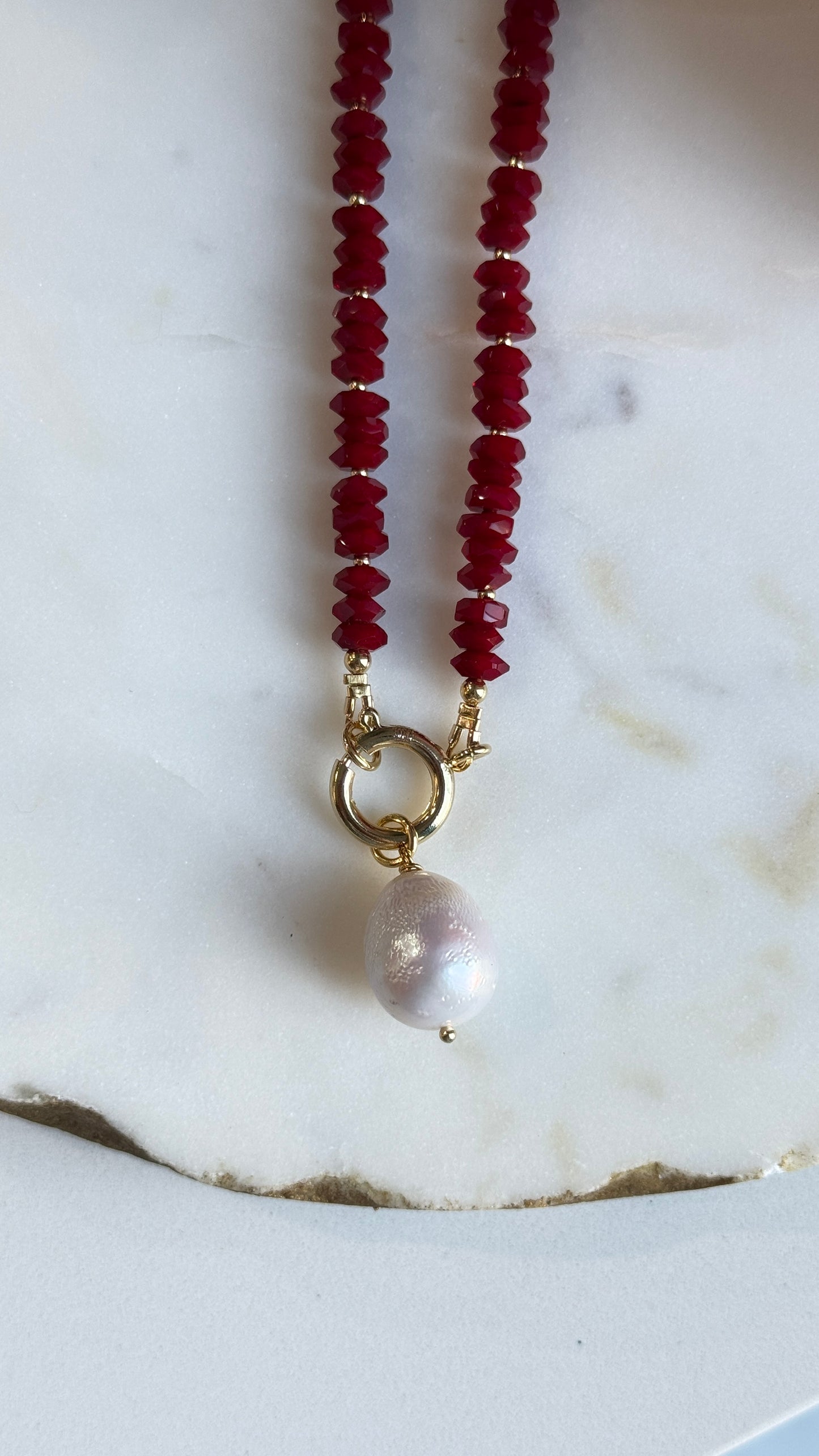 Collar largo rojo con perla