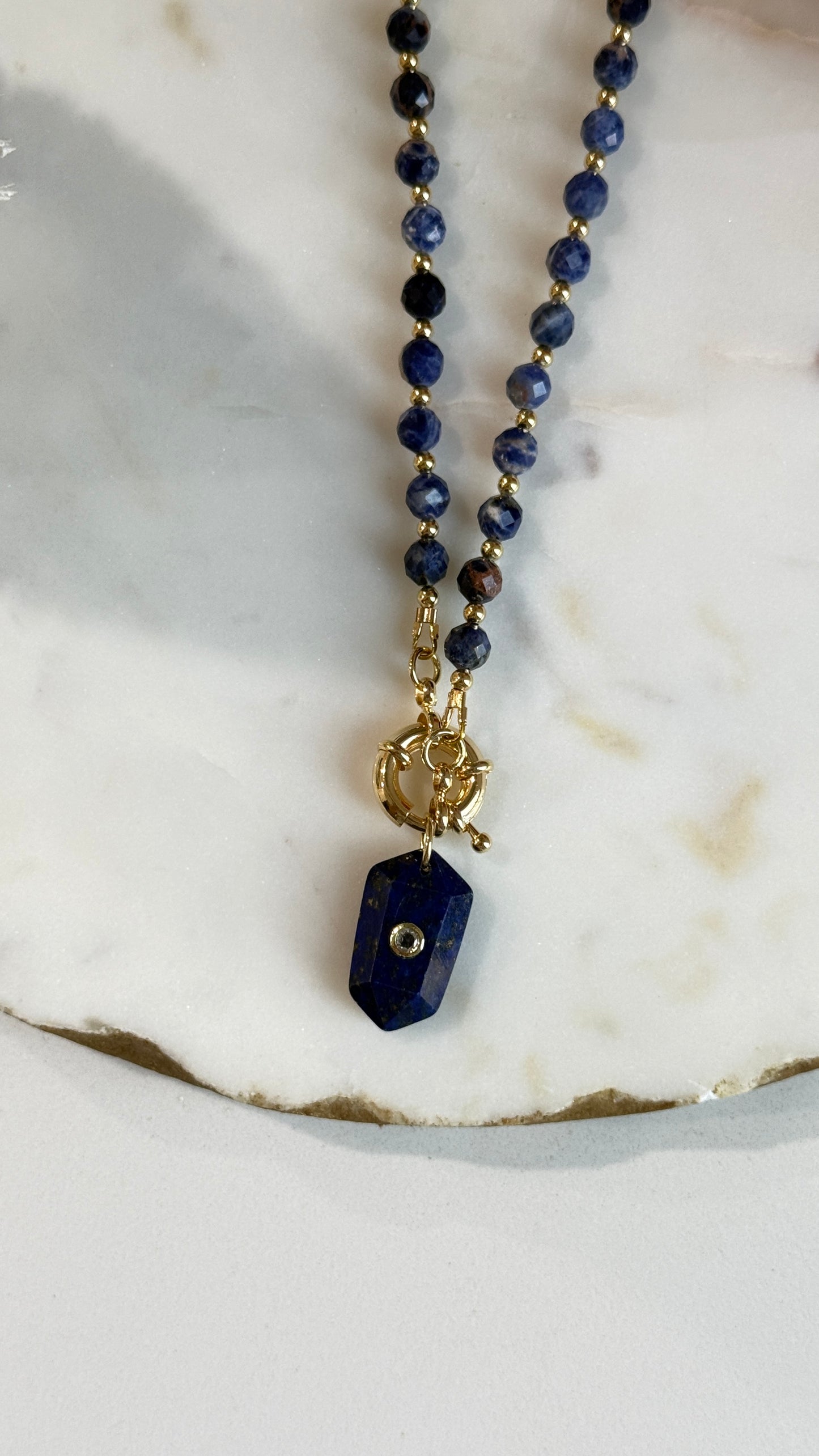 Collar azul con dije