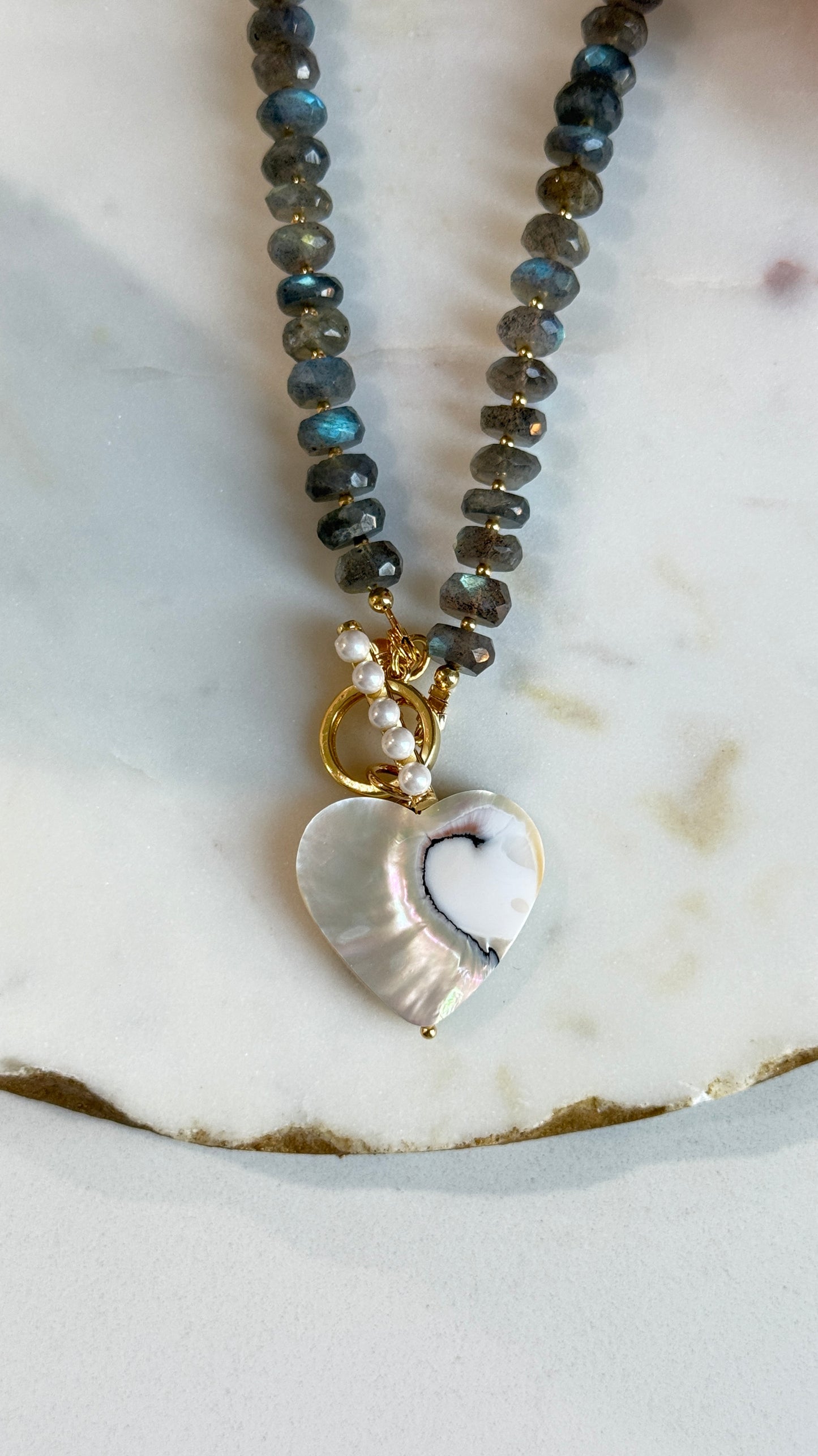Collar Gris Labradorita con dije Corazón Nacar