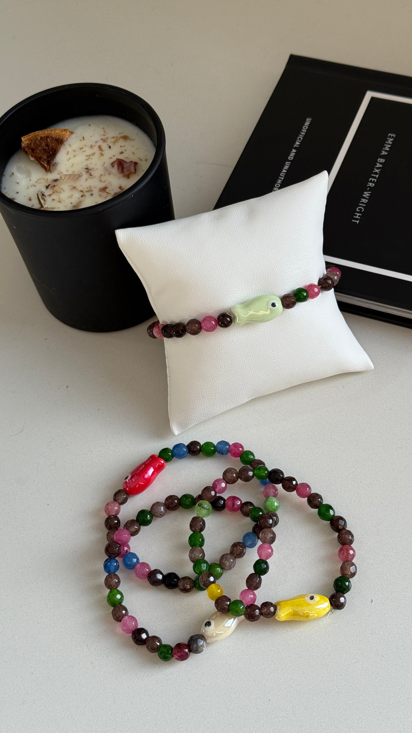 Pulsera oscura con Pez color c/u