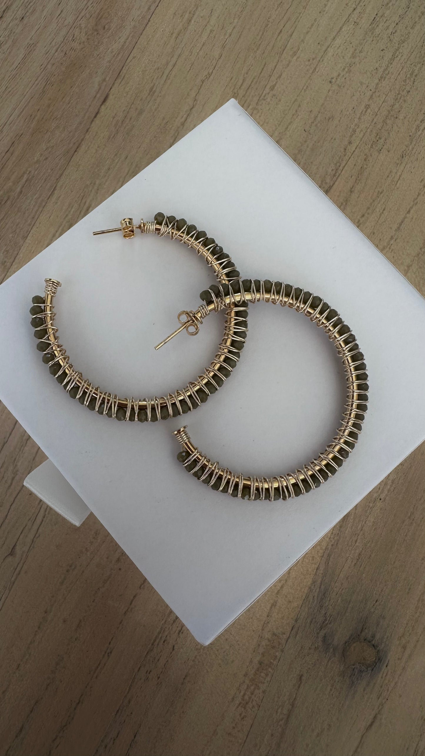 Argollas hechas a mano con piedras grises