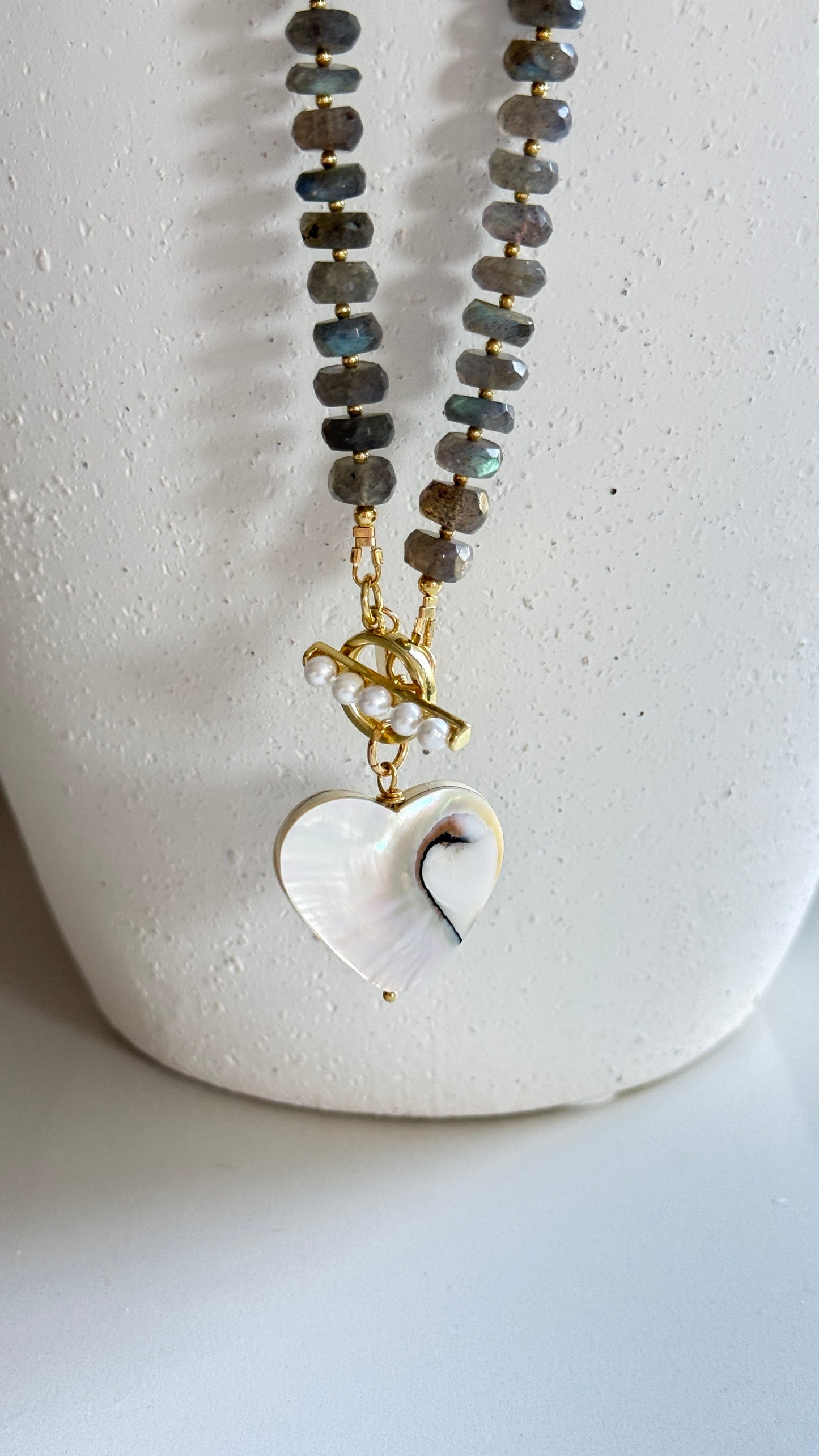 Collar Gris Labradorita con dije Corazón Nacar