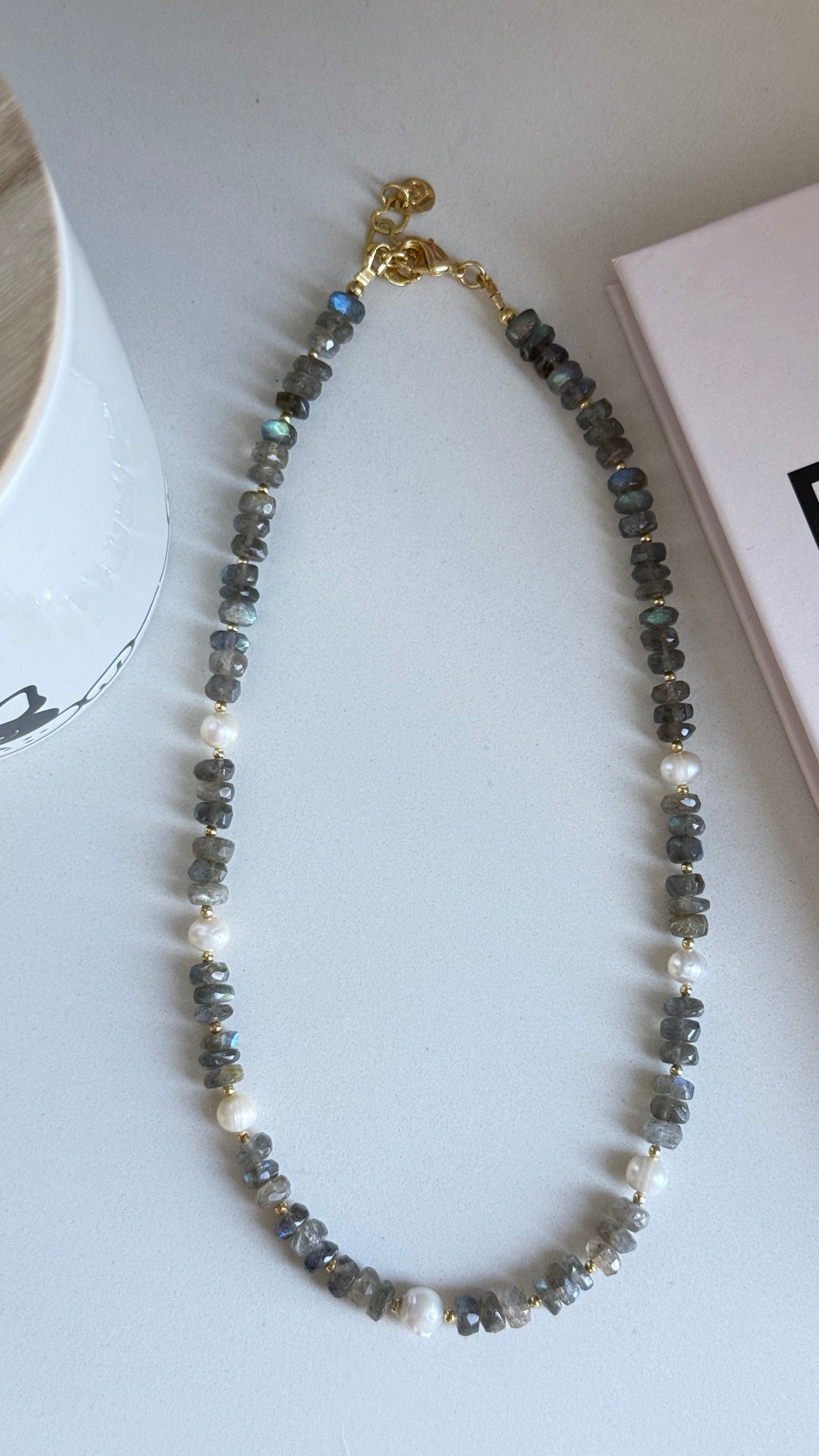 Collar Labradorita gris con perlas