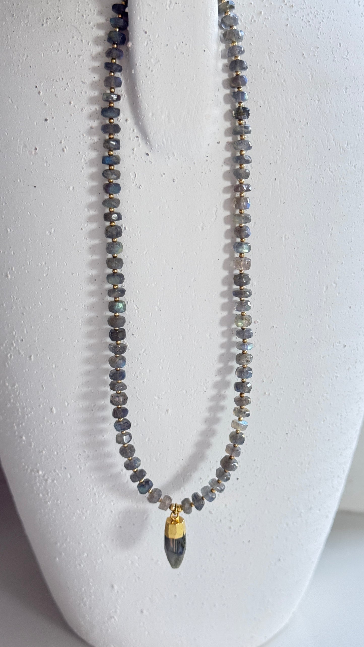 Collar Labradorita gris con dije