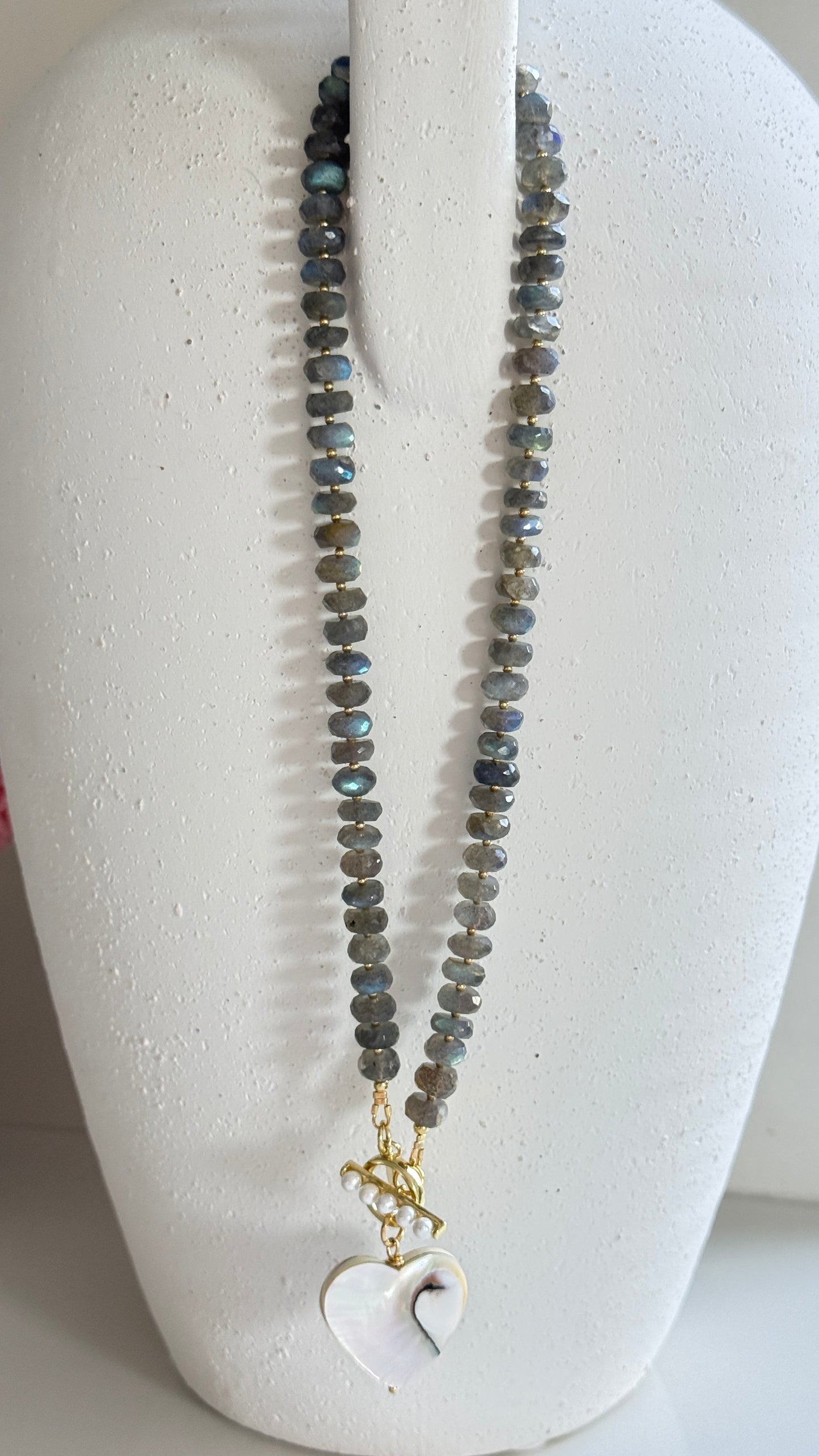 Collar Gris Labradorita con dije Corazón Nacar