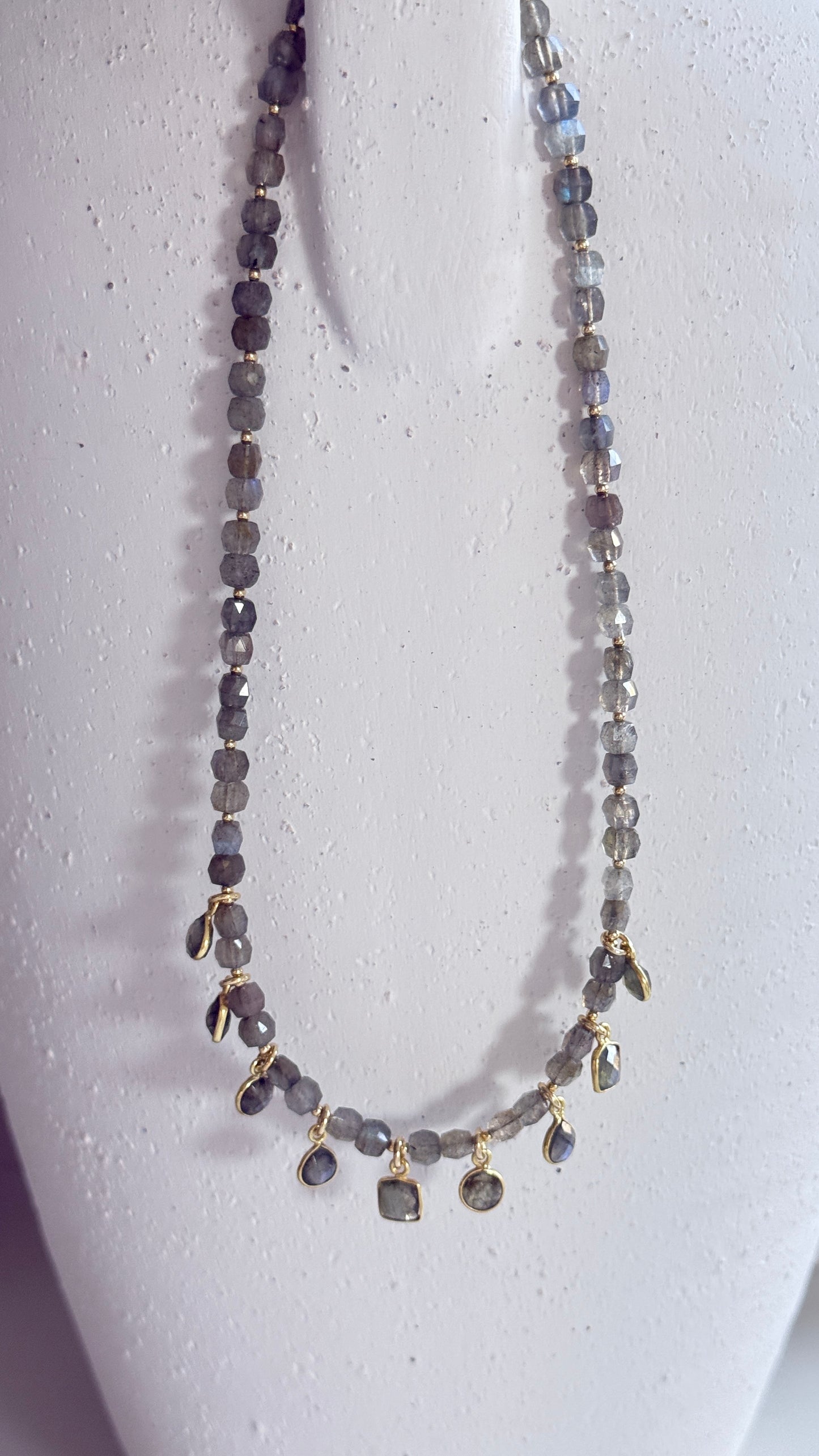 Collar Labradorita gris con múltiples dijes