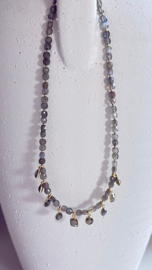 Collar Labradorita gris con múltiples dijes