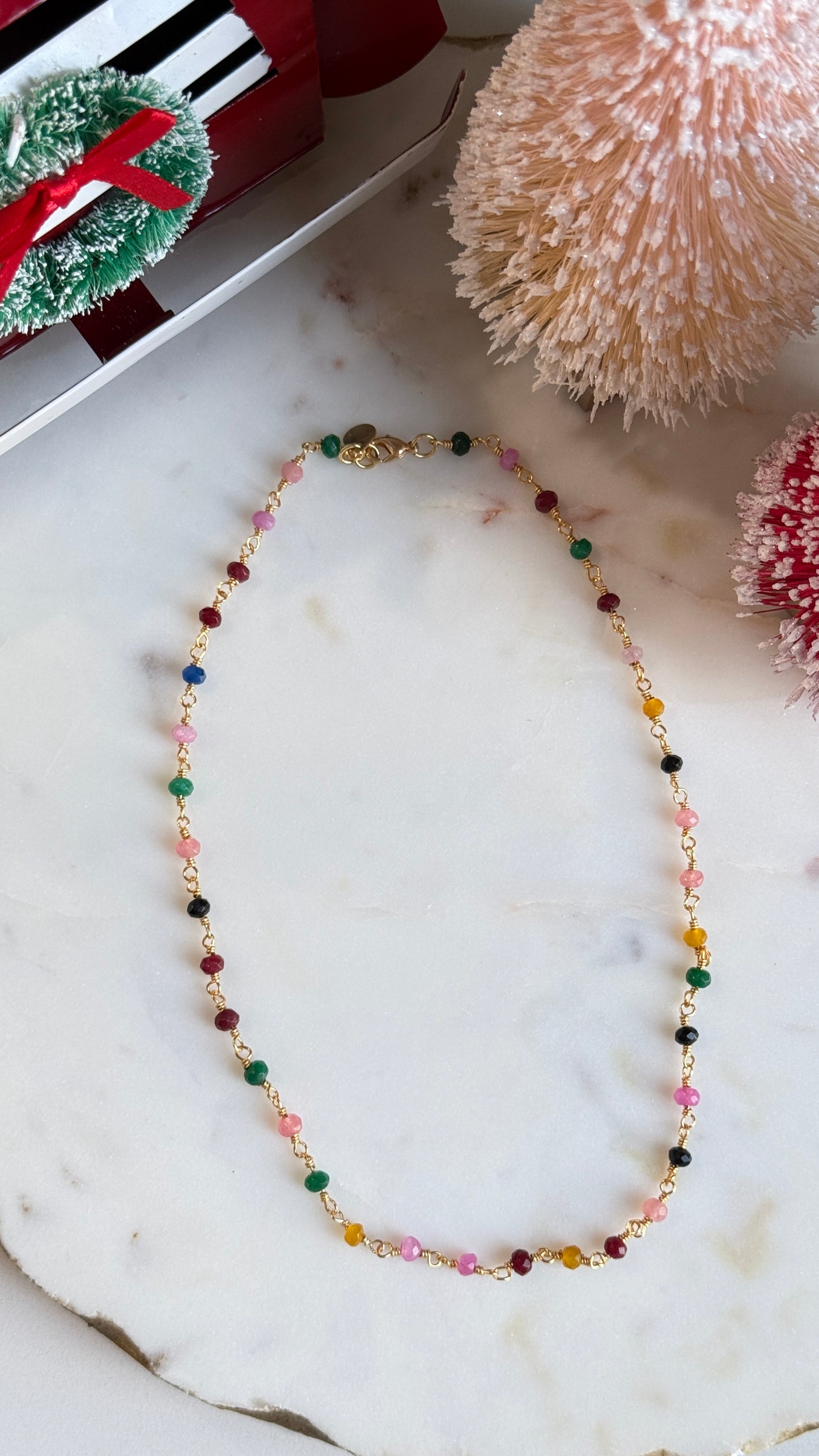 Collar cadena y piedras de colores