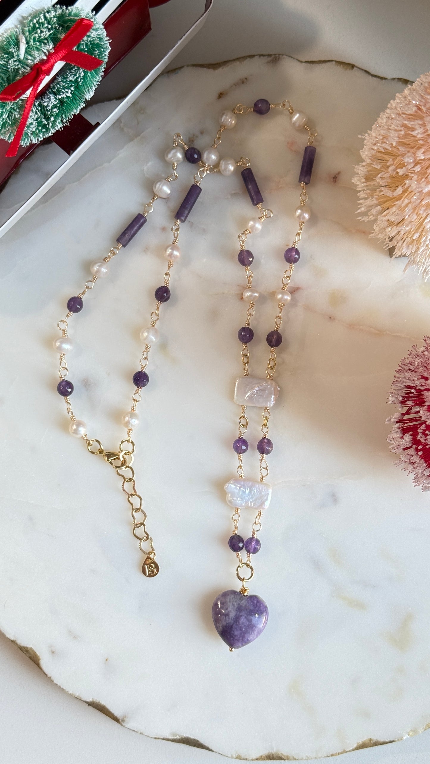 Collar con Morado y Perlas