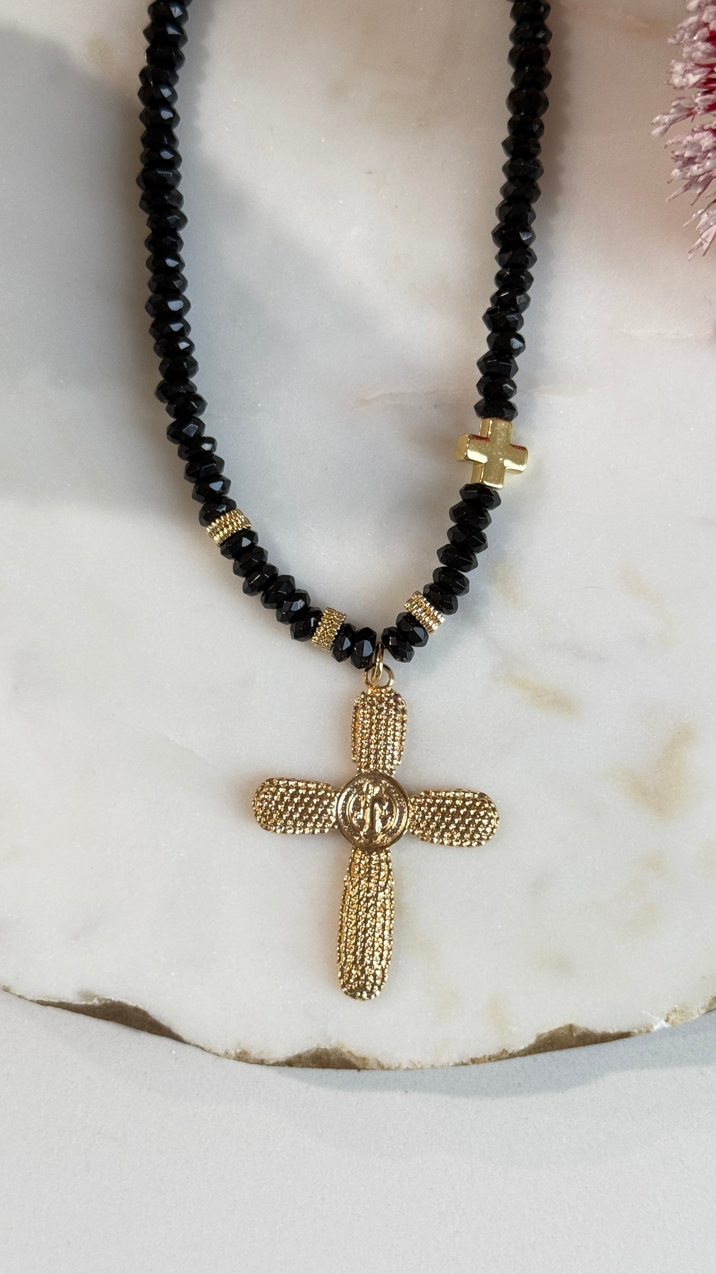 Collar largo Negro dije de Cruz