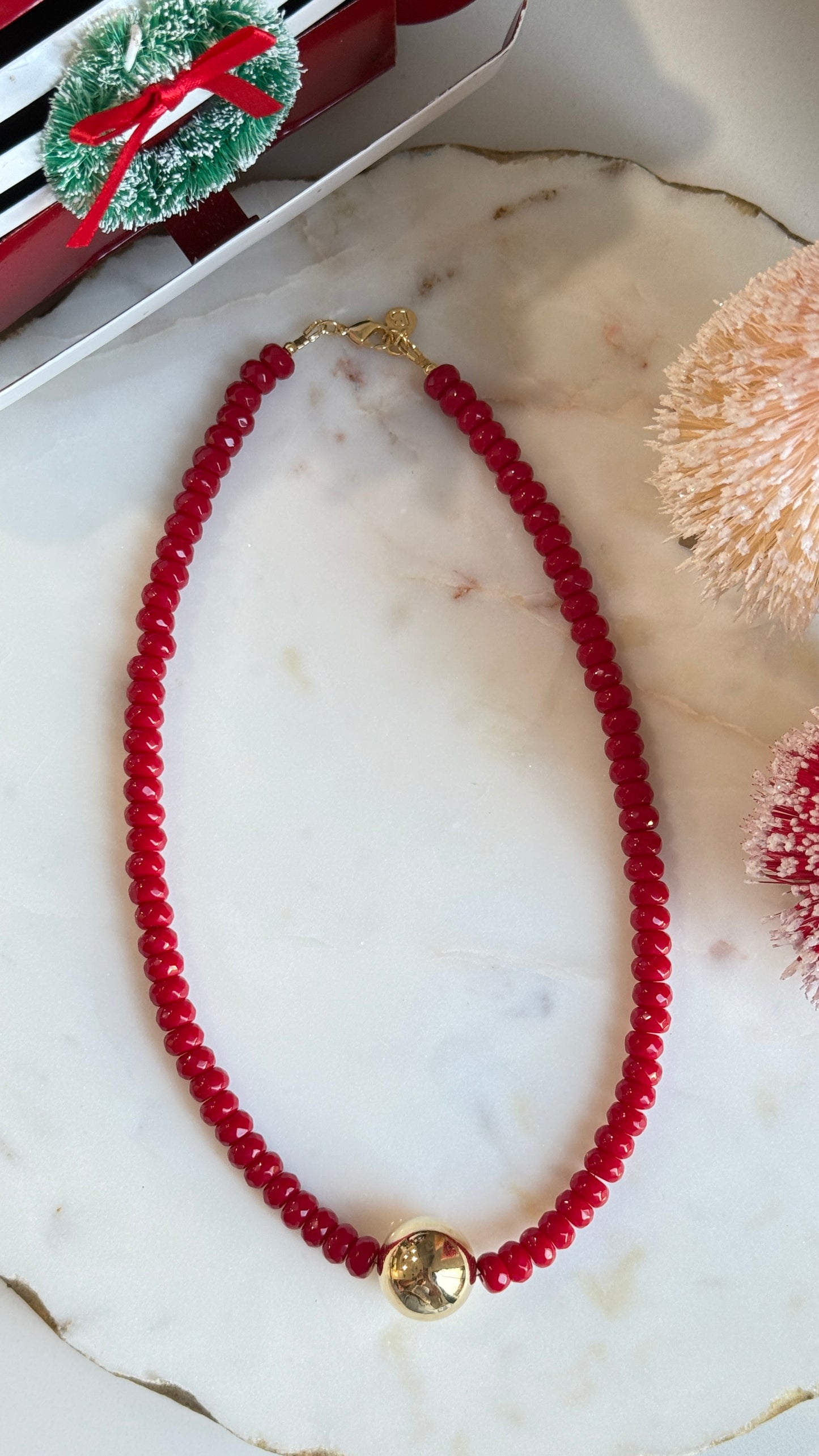 Collar Rojo bola dorada