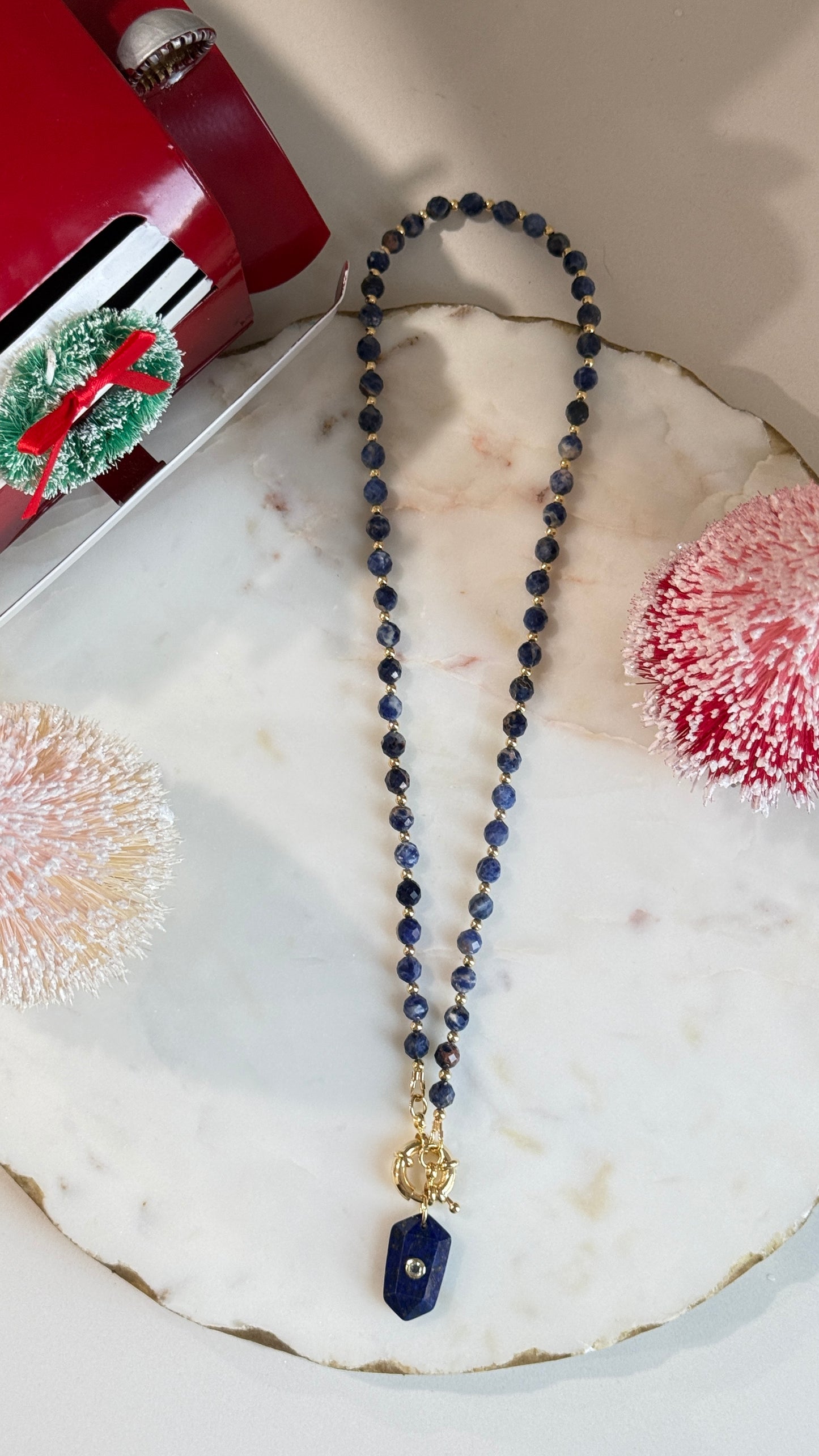 Collar azul con dije