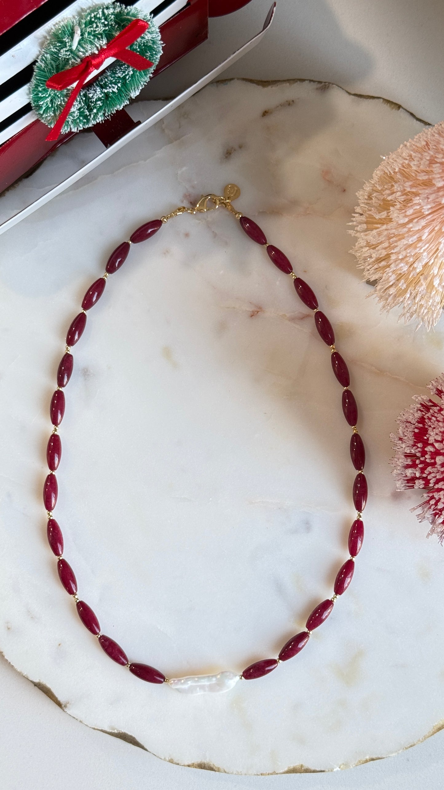 Collar rojo piedra blanca