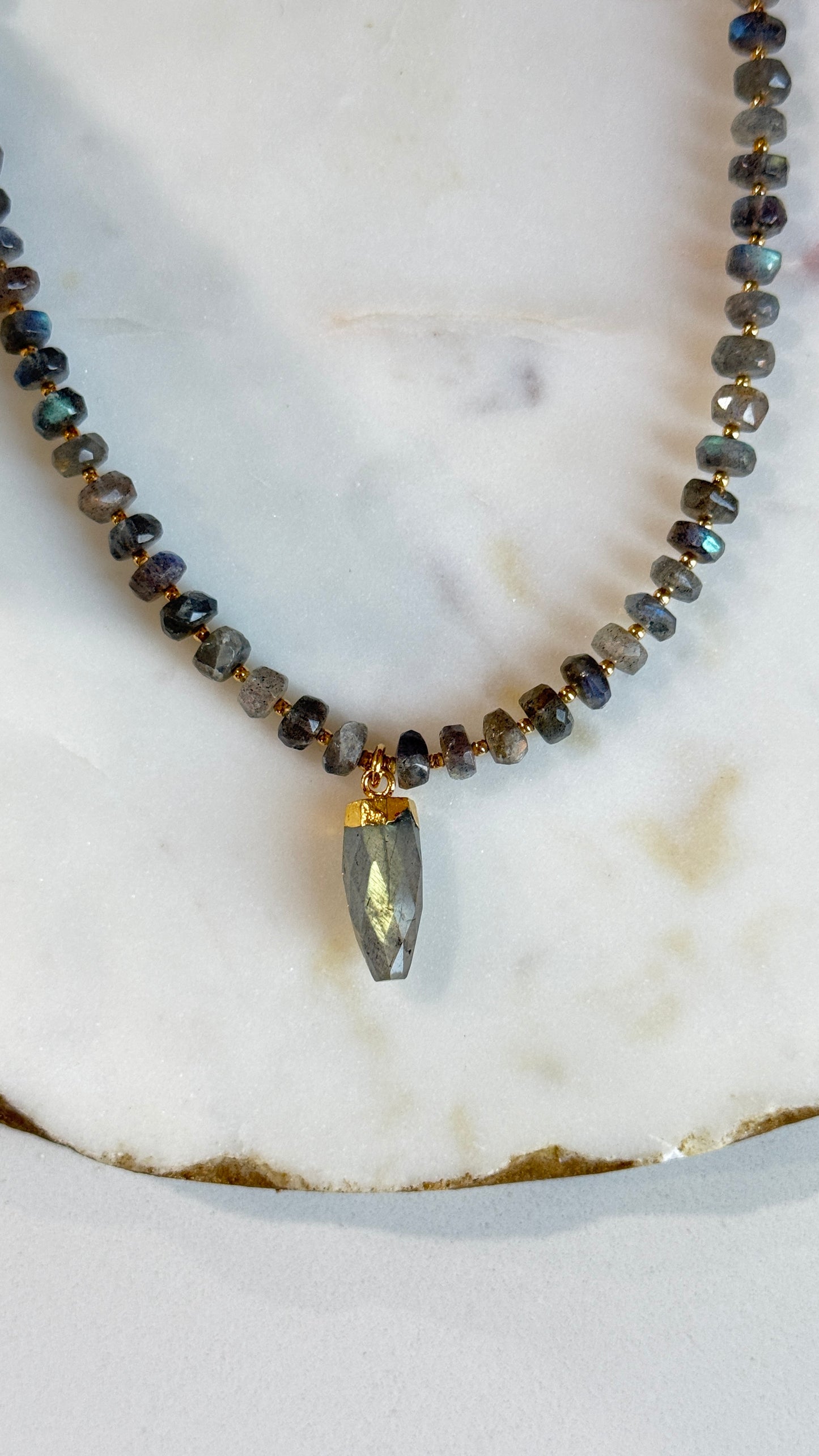 Collar Labradorita gris con dije