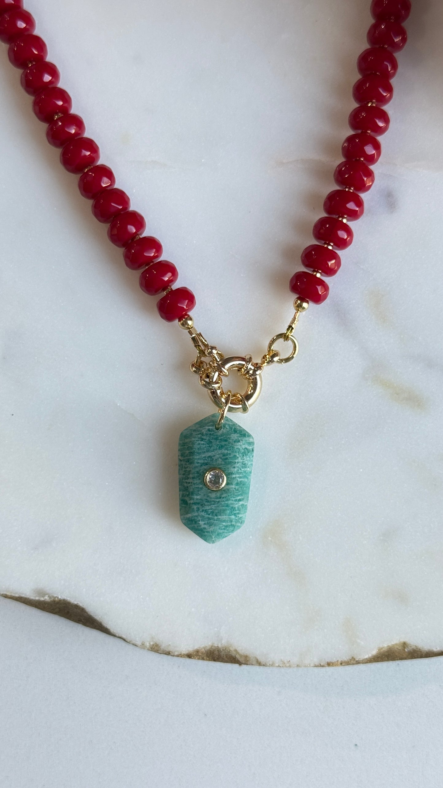 Collar Rojo dije de piedra azul