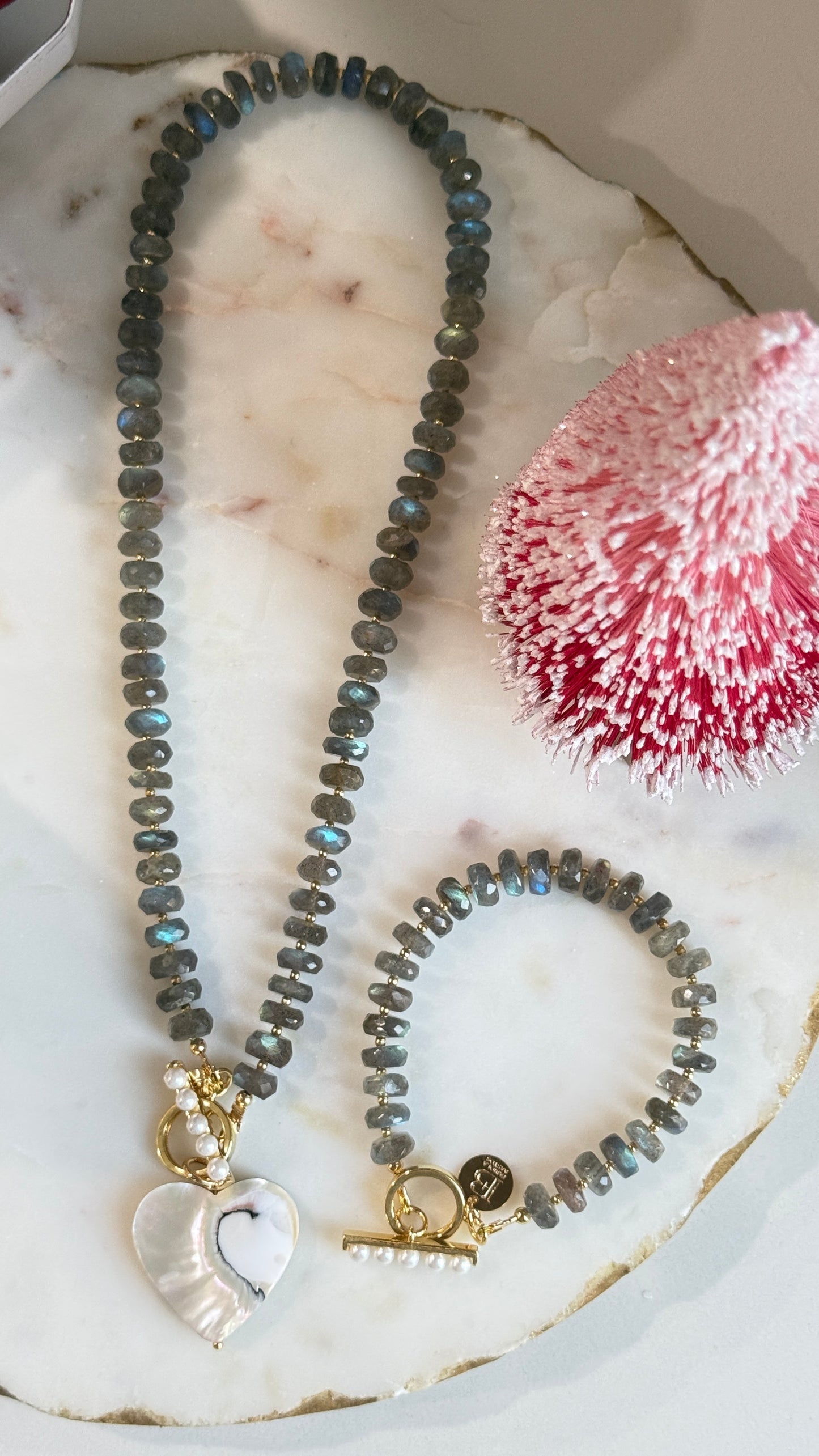 Collar Gris Labradorita con dije Corazón Nacar