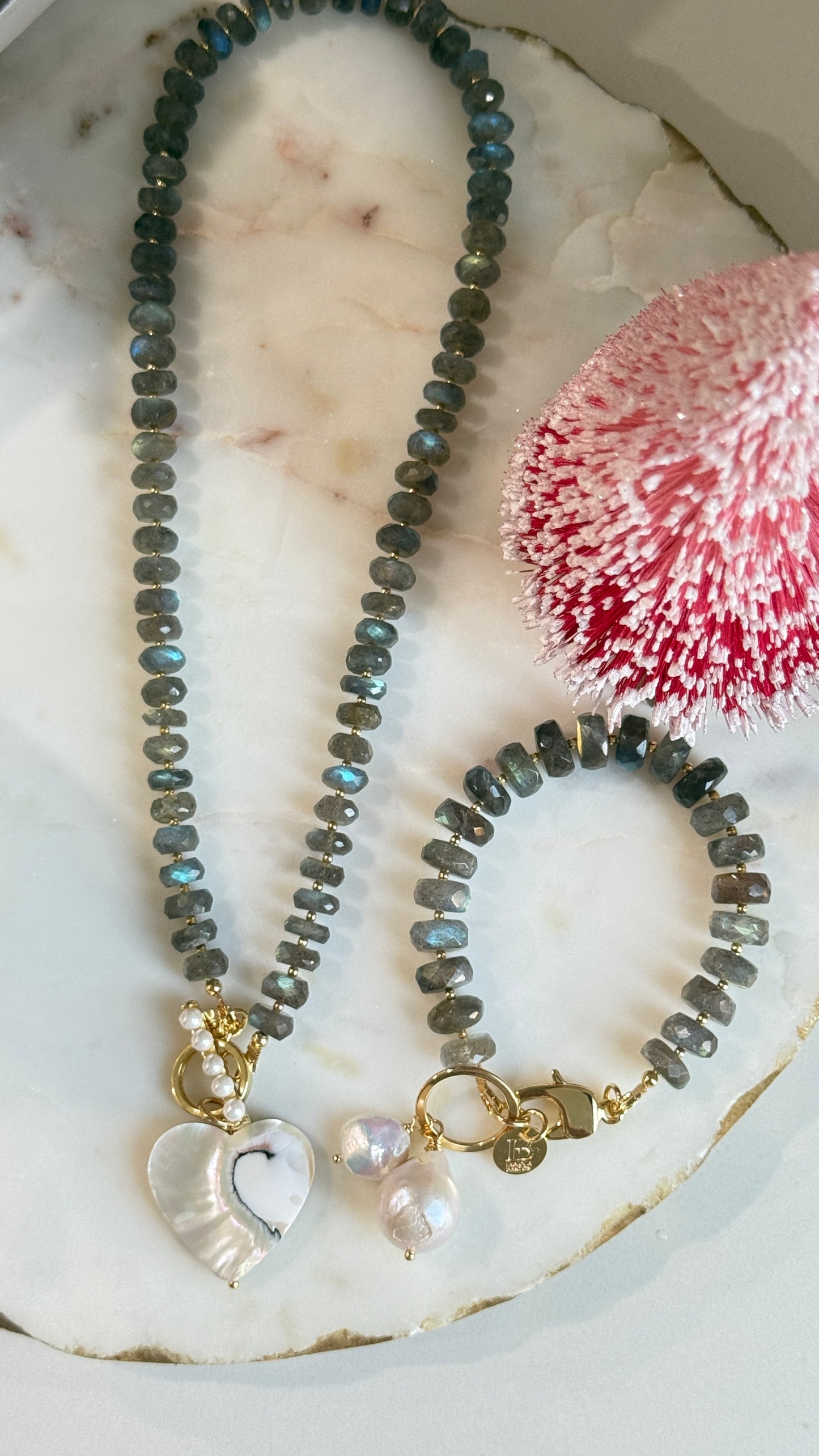 Collar Gris Labradorita con dije Corazón Nacar