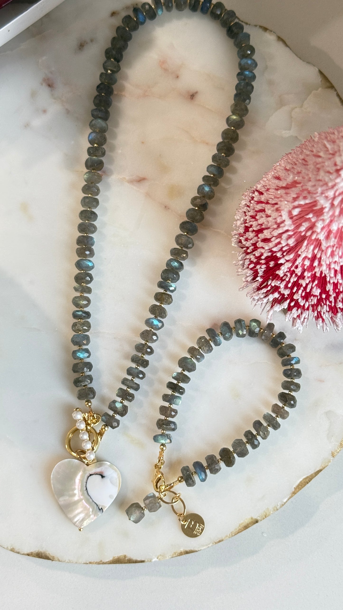 Collar Gris Labradorita con dije Corazón Nacar