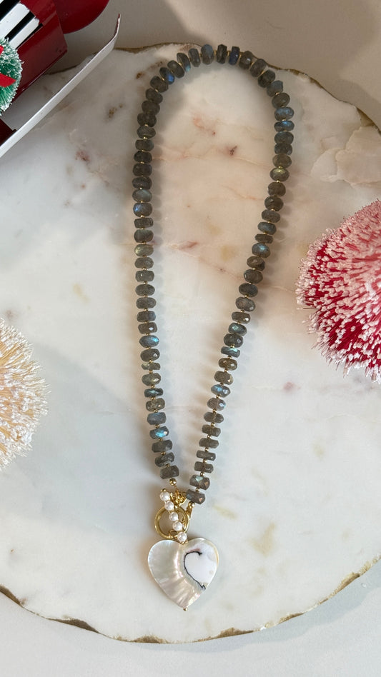 Collar Gris Labradorita con dije Corazón Nacar