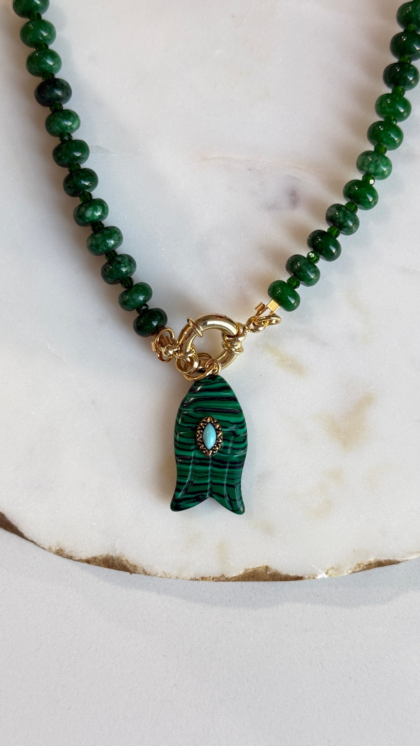Collar Jade verde con dije Pez