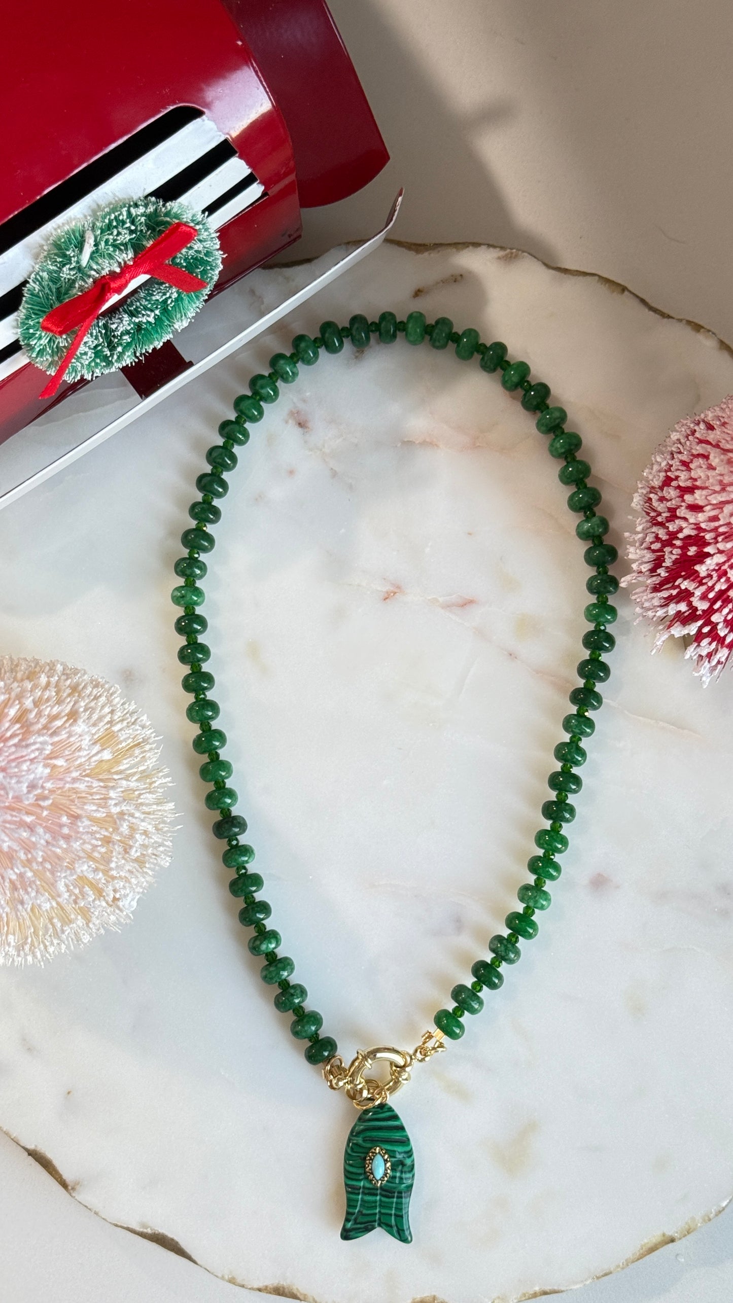 Collar Jade verde con dije Pez