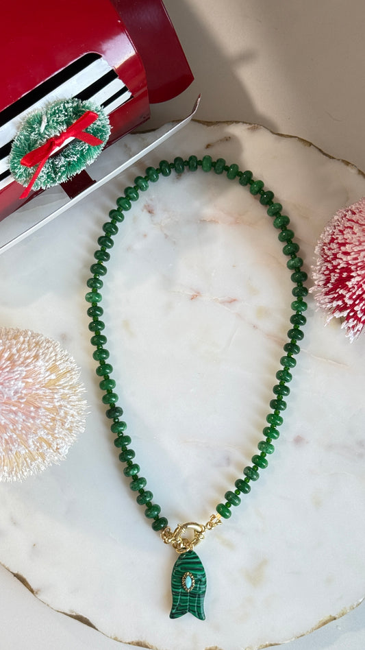 Collar Jade verde con dije Pez