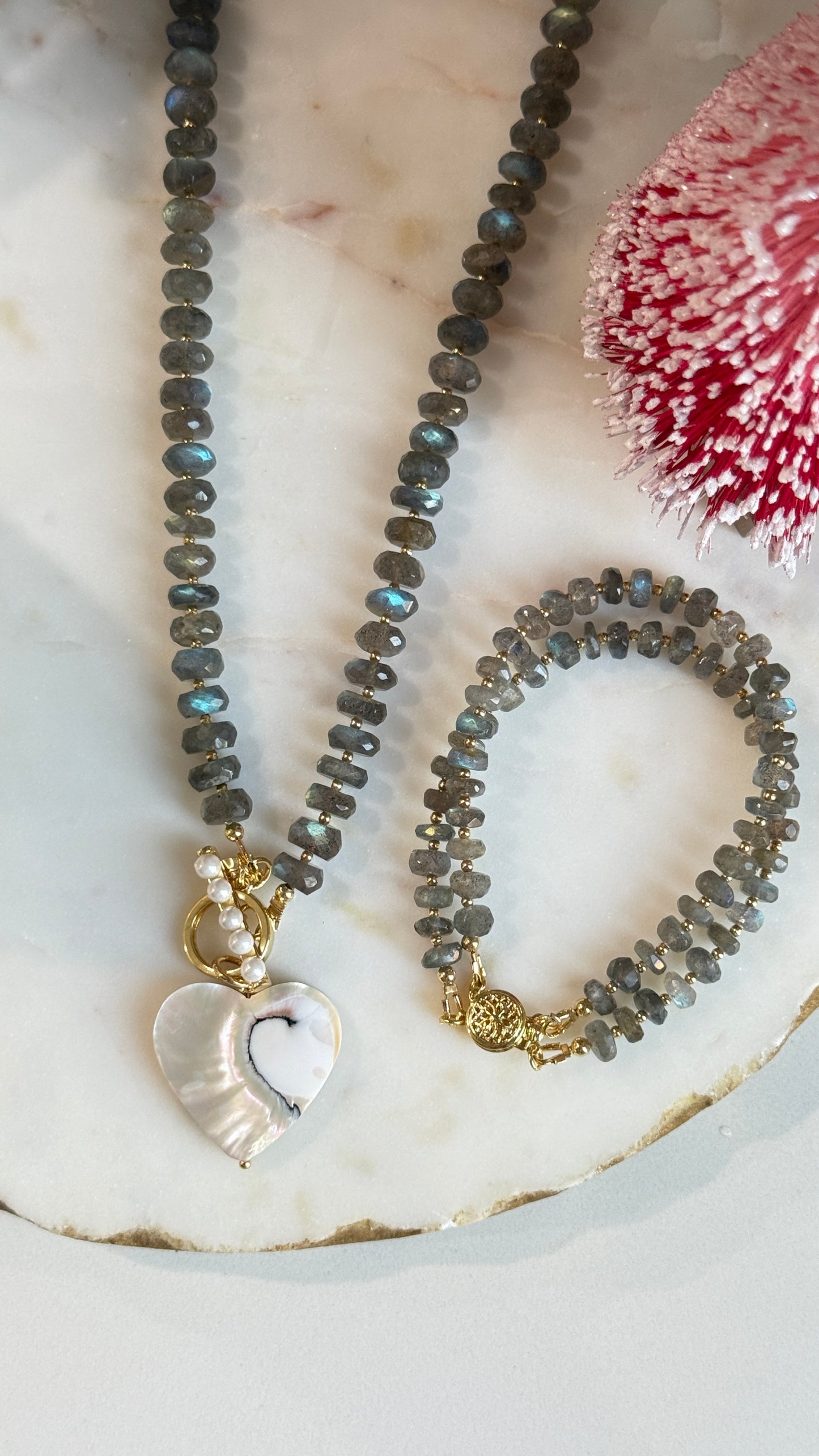 Collar Gris Labradorita con dije Corazón Nacar