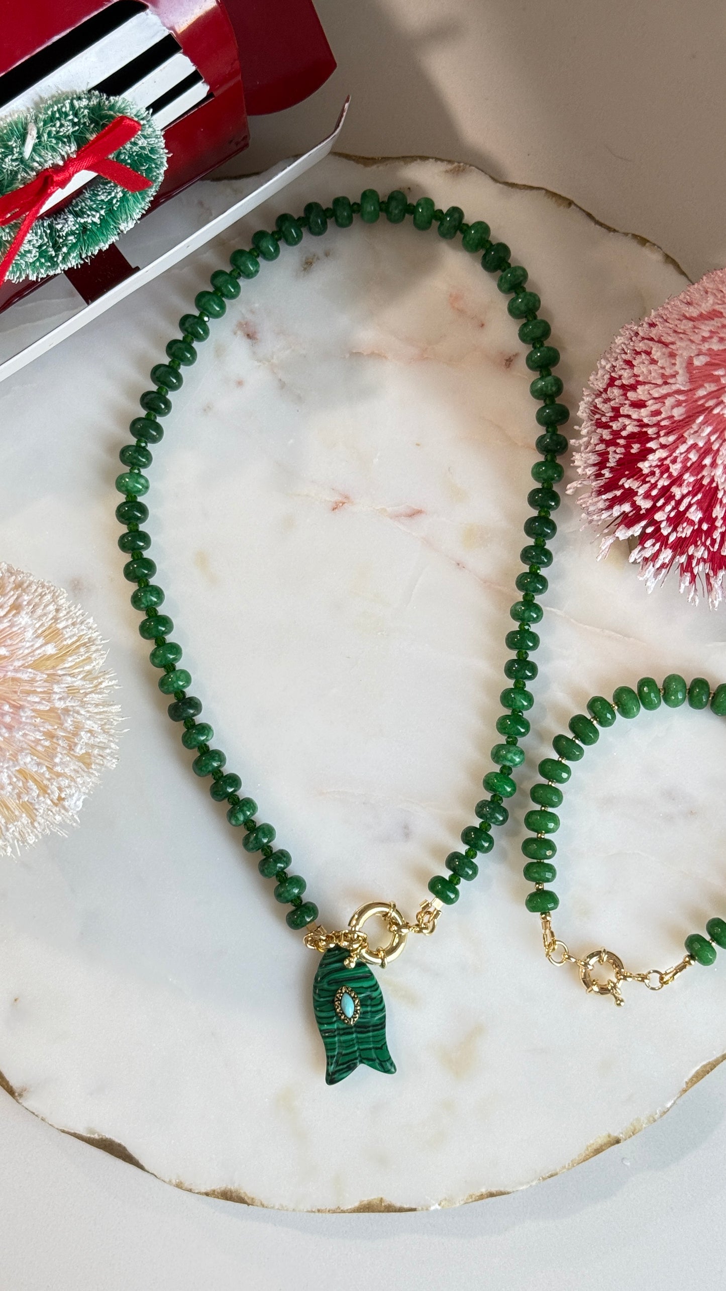 Collar Jade verde con dije Pez