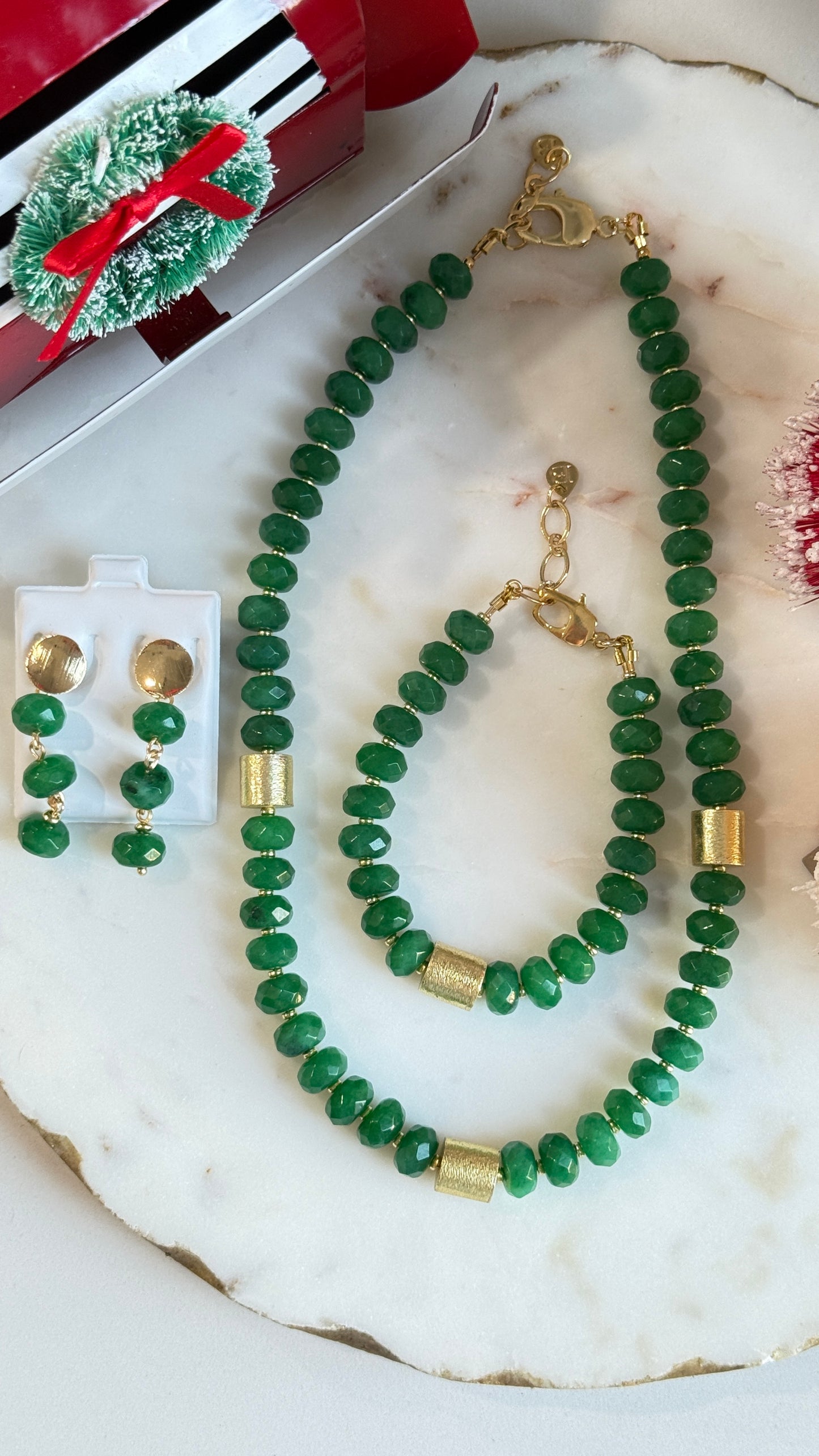 Collar Jade Verde con dorado ancho