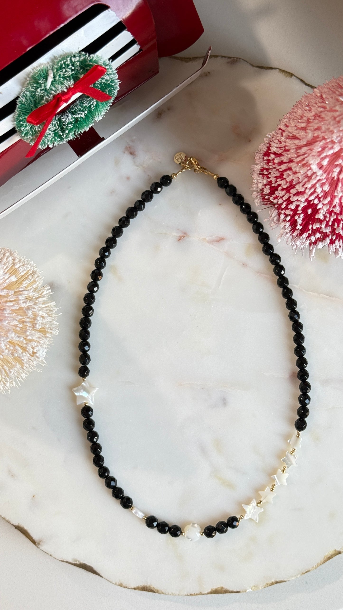 Collar Onix negro con corazón y con estrellas