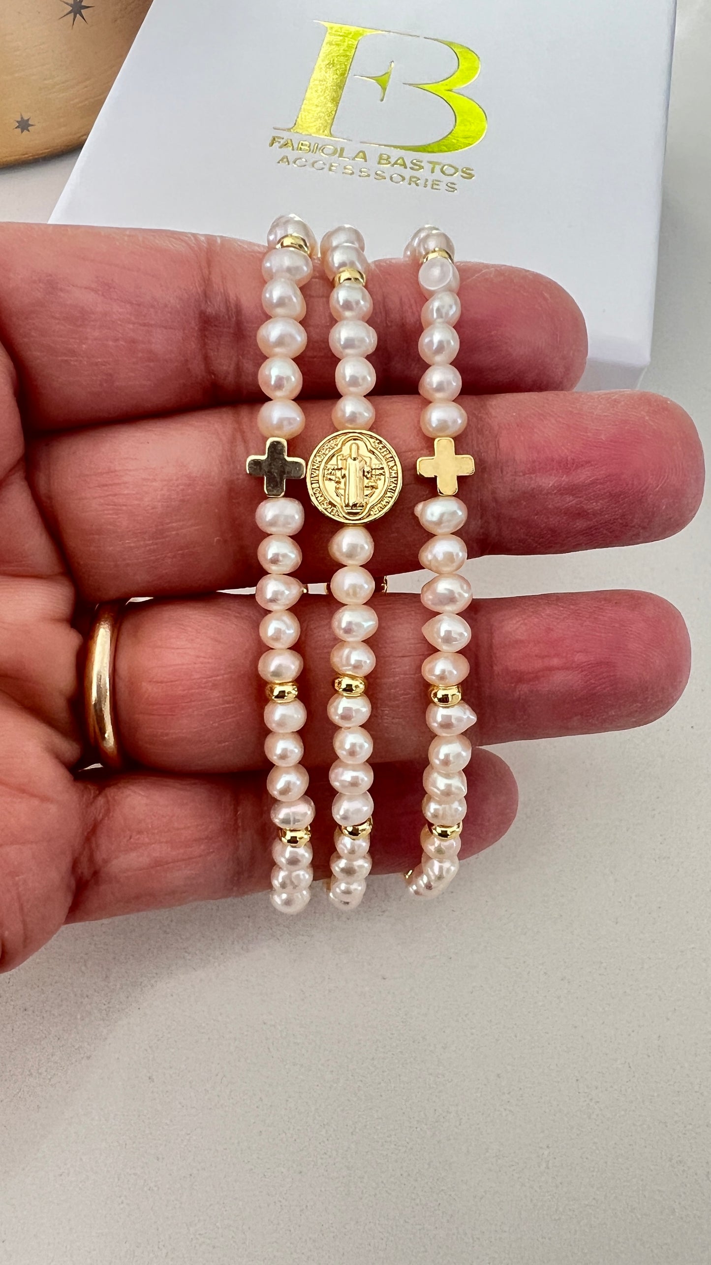 Pulsera de Perlas unidas con dijes 3 vueltas