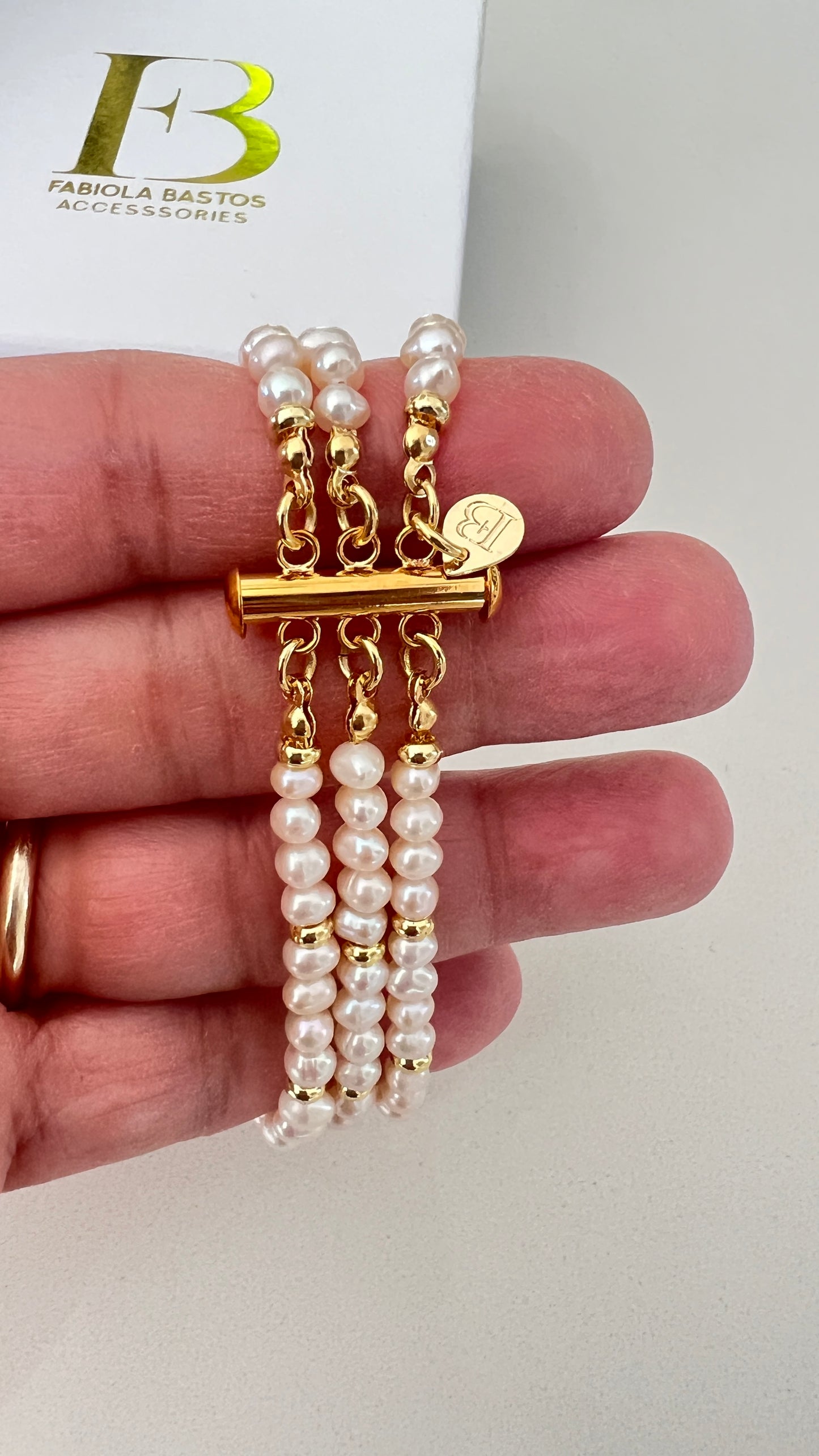 Pulsera de Perlas unidas con dijes 3 vueltas