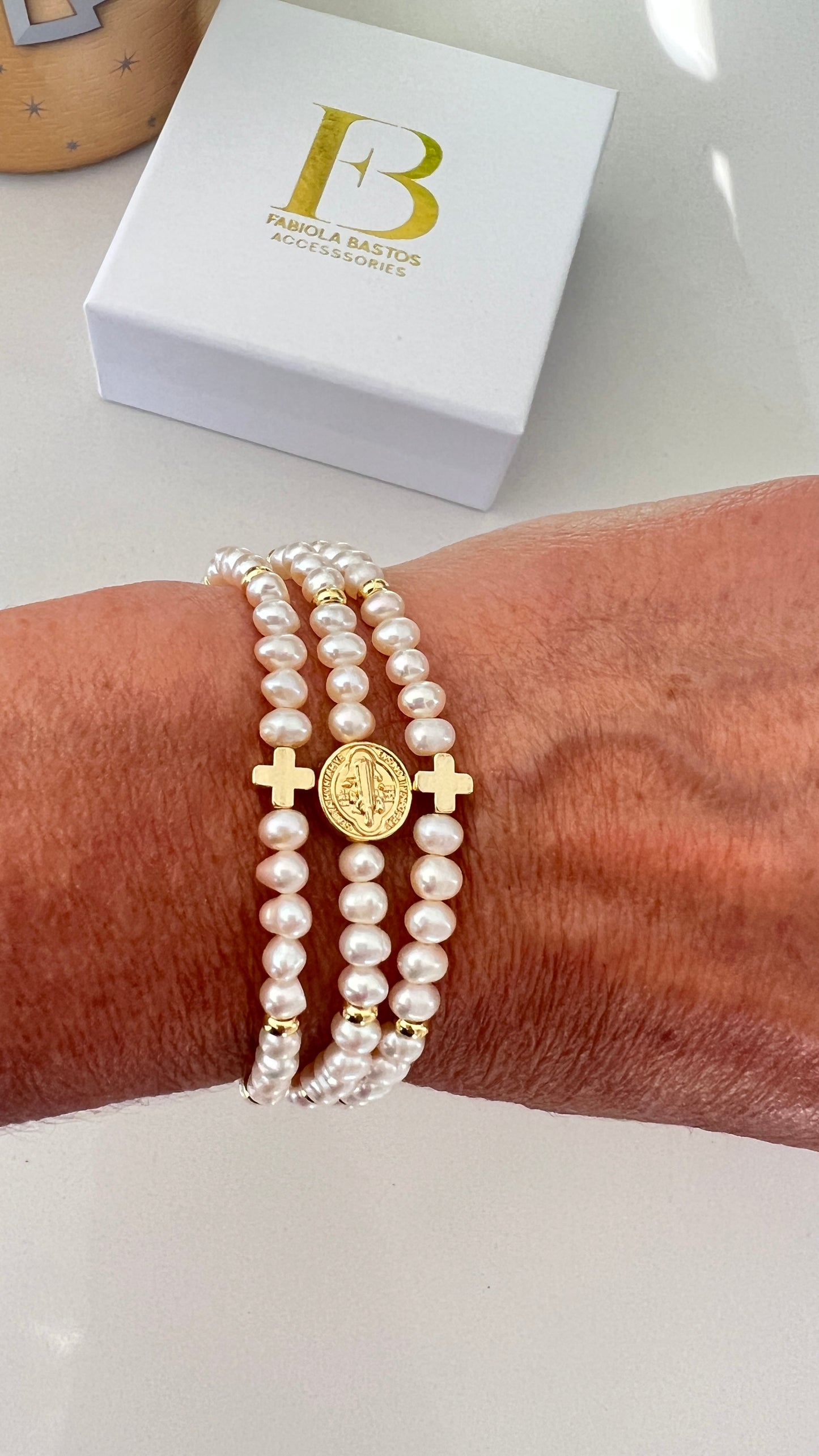 Pulsera de Perlas unidas con dijes 3 vueltas