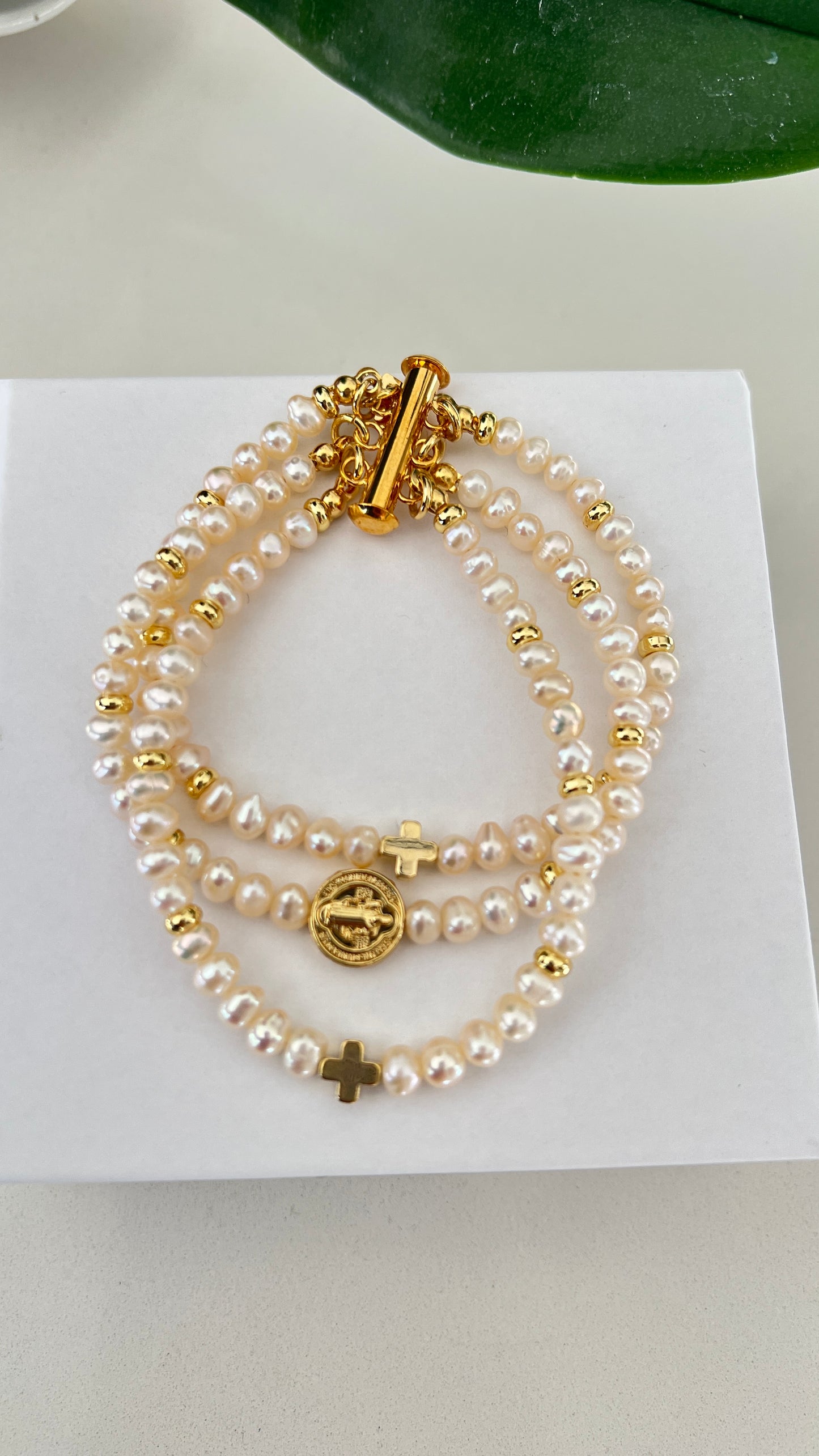 Pulsera de Perlas unidas con dijes 3 vueltas