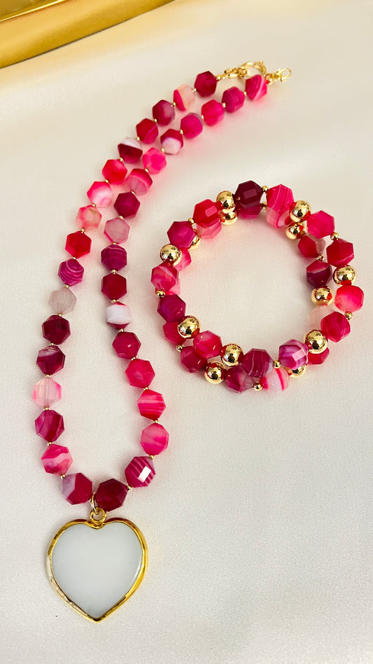 Collar Piedras Fuchsia y corazón blanco