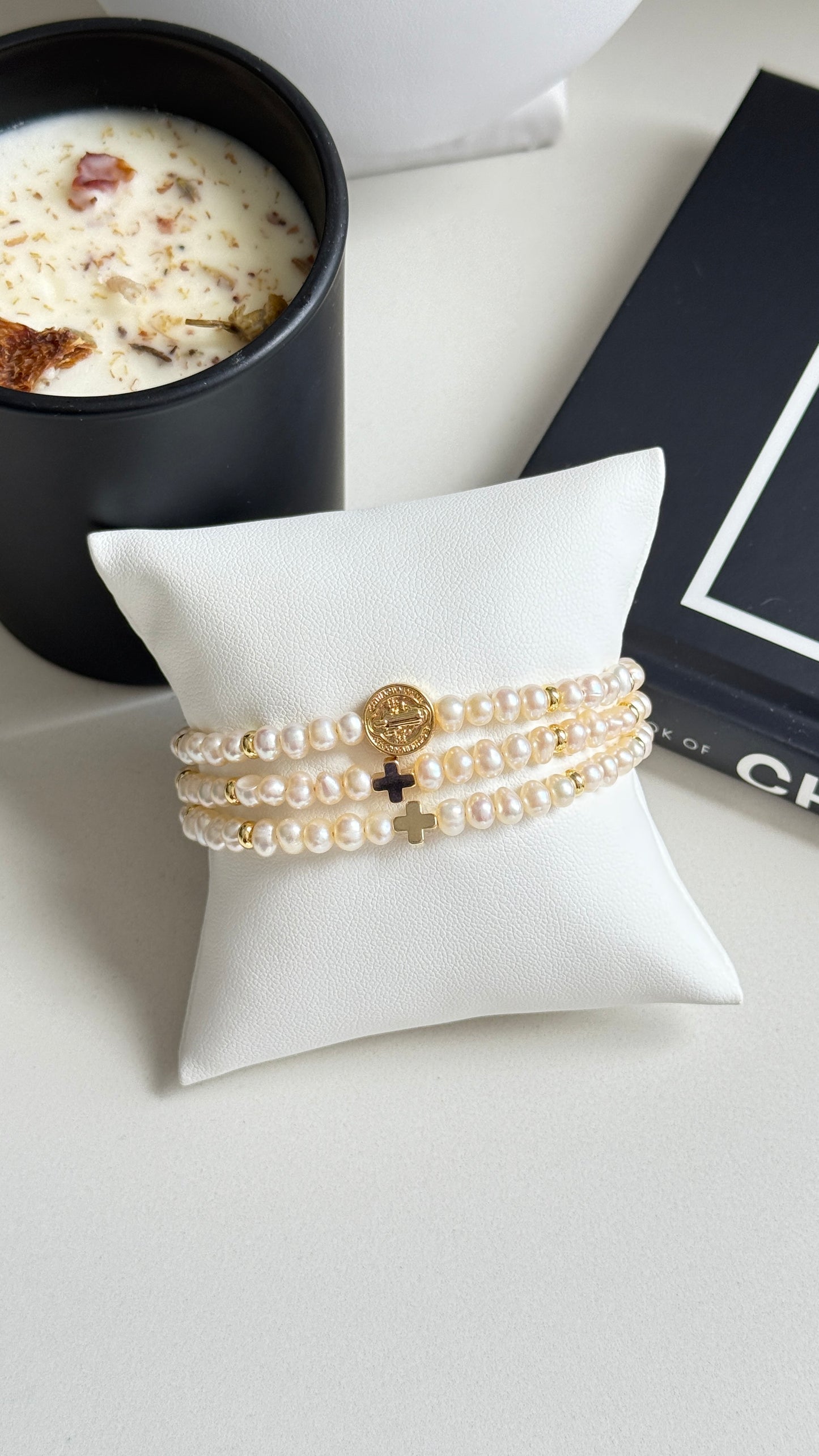 Pulsera de Perlas unidas con dijes 3 vueltas