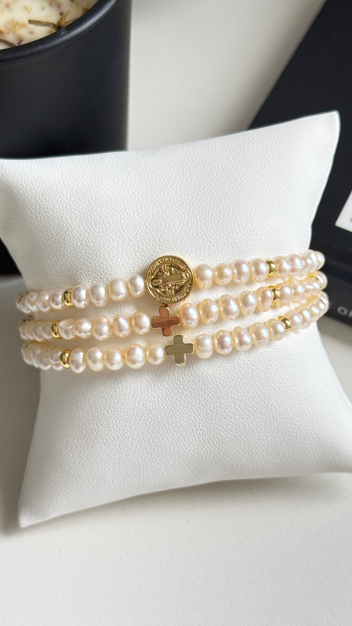 Pulsera de Perlas unidas con dijes 3 vueltas
