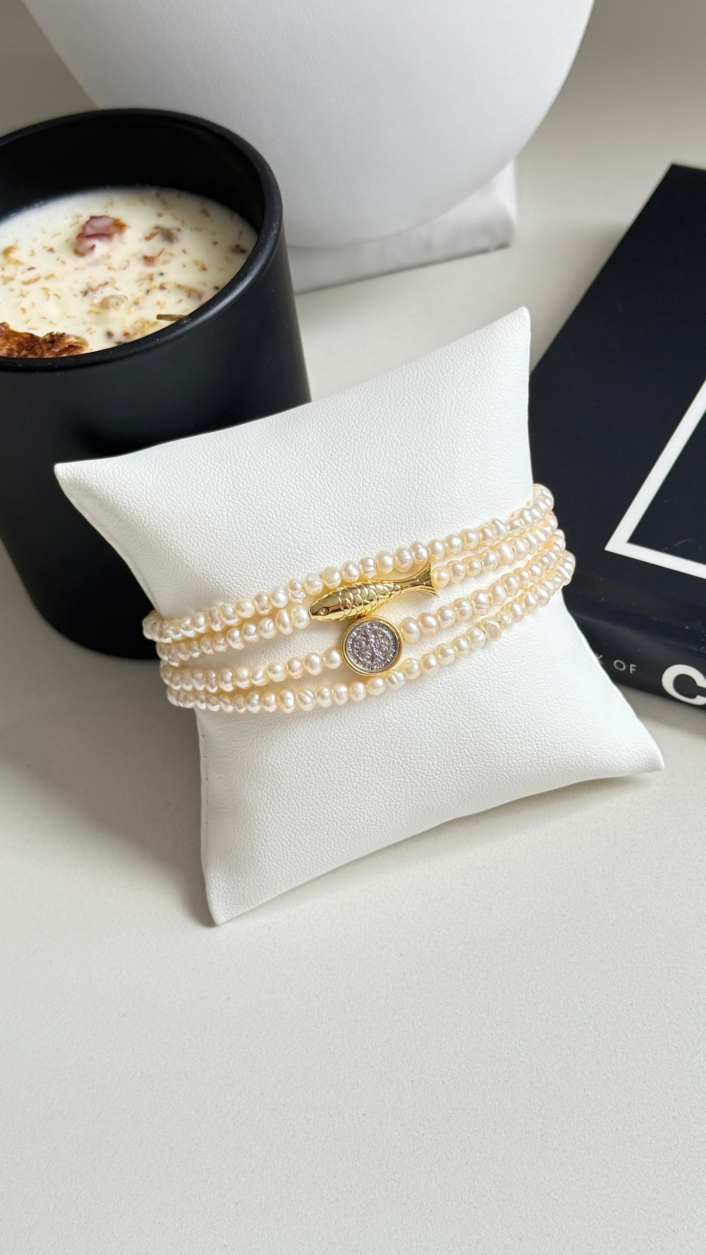 Pulsera de perlas unidas con dijes 4 vueltas