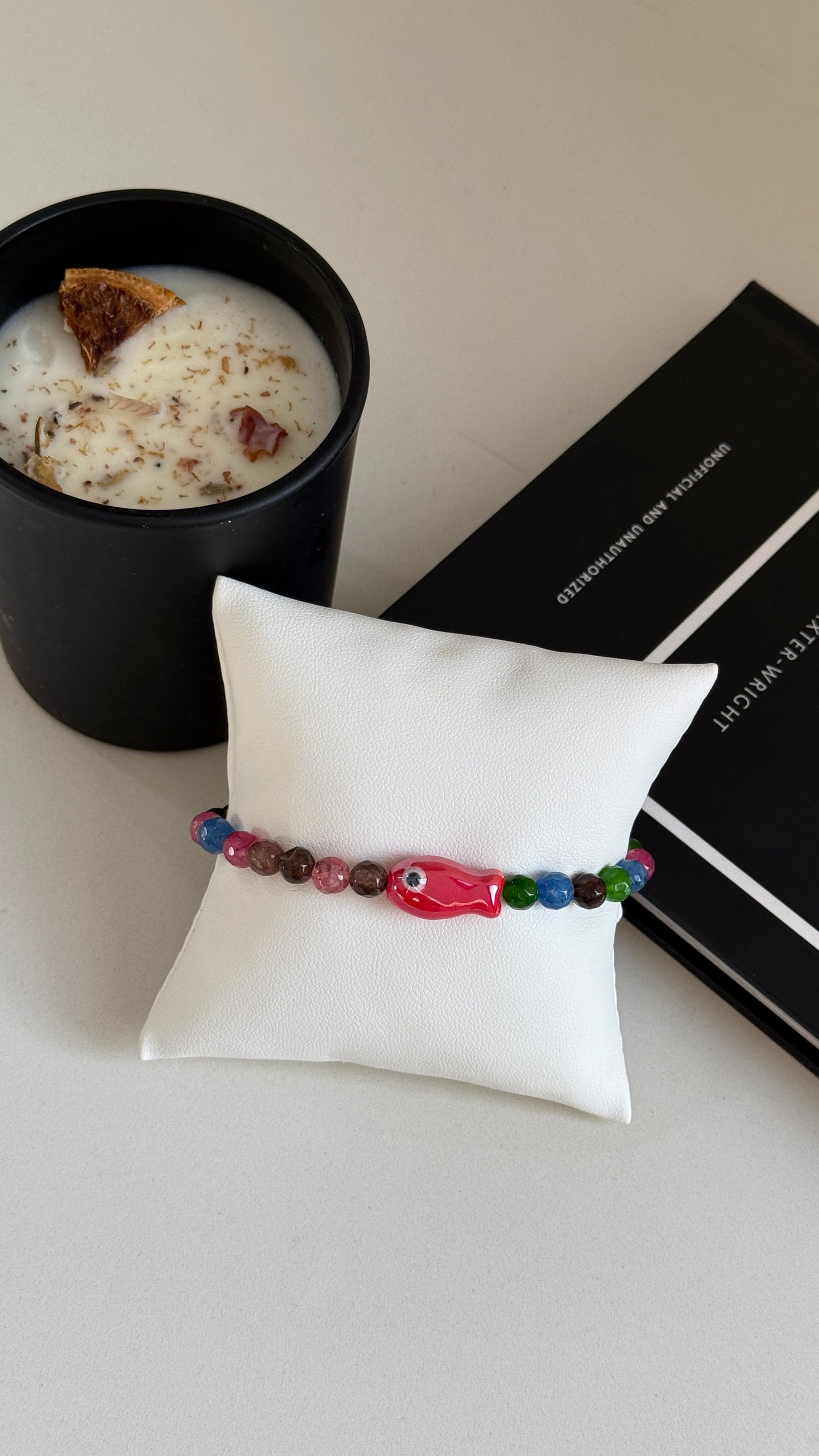 Pulsera oscura con Pez color c/u
