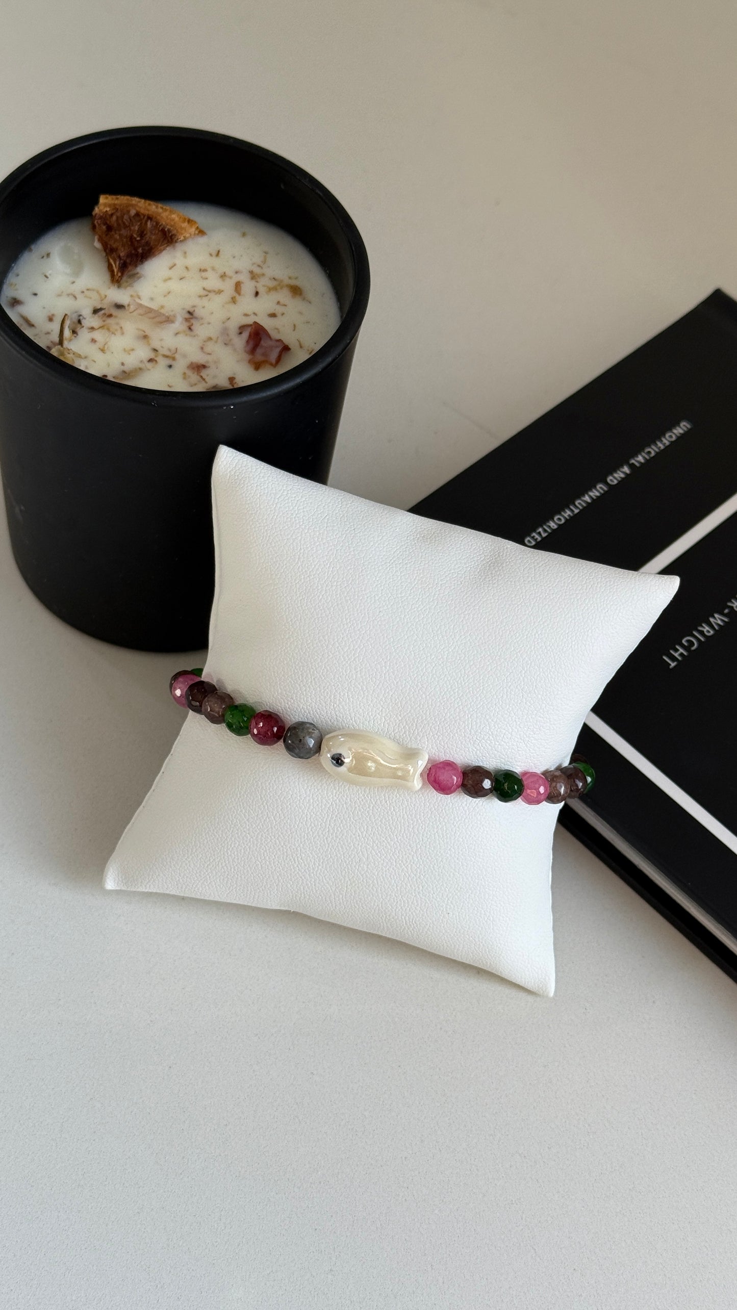 Pulsera oscura con Pez color c/u