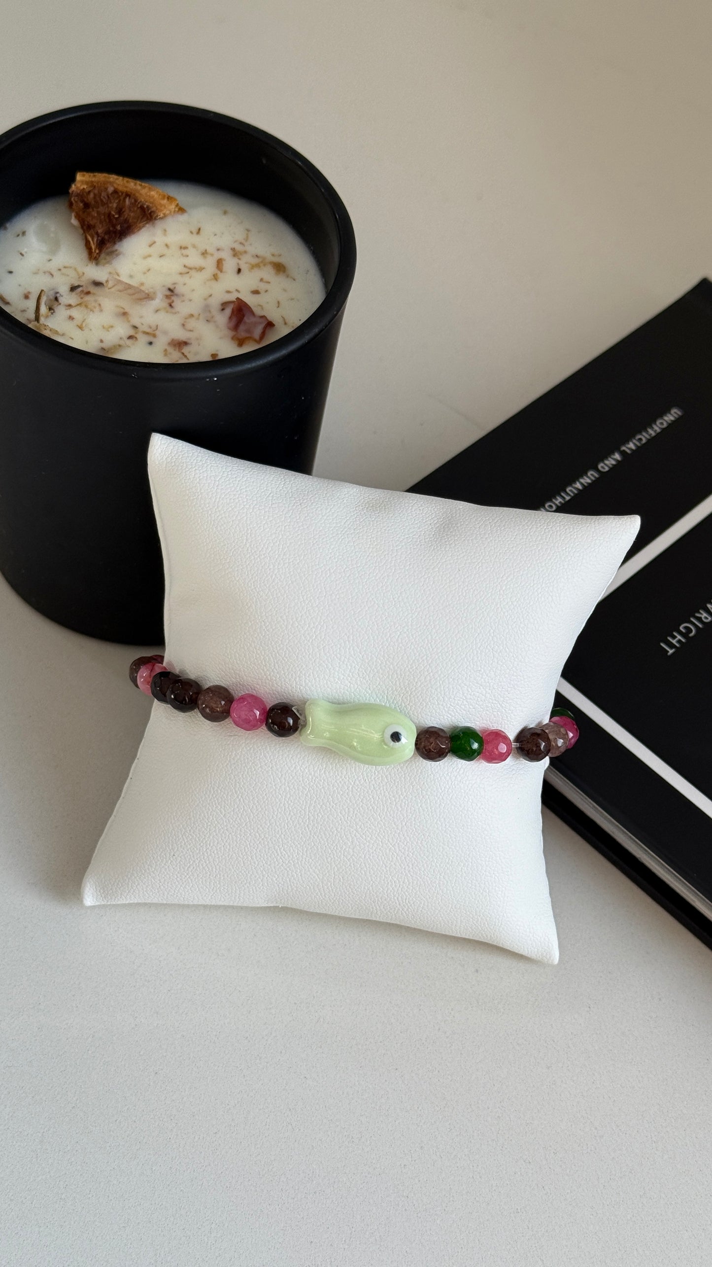 Pulsera oscura con Pez color c/u