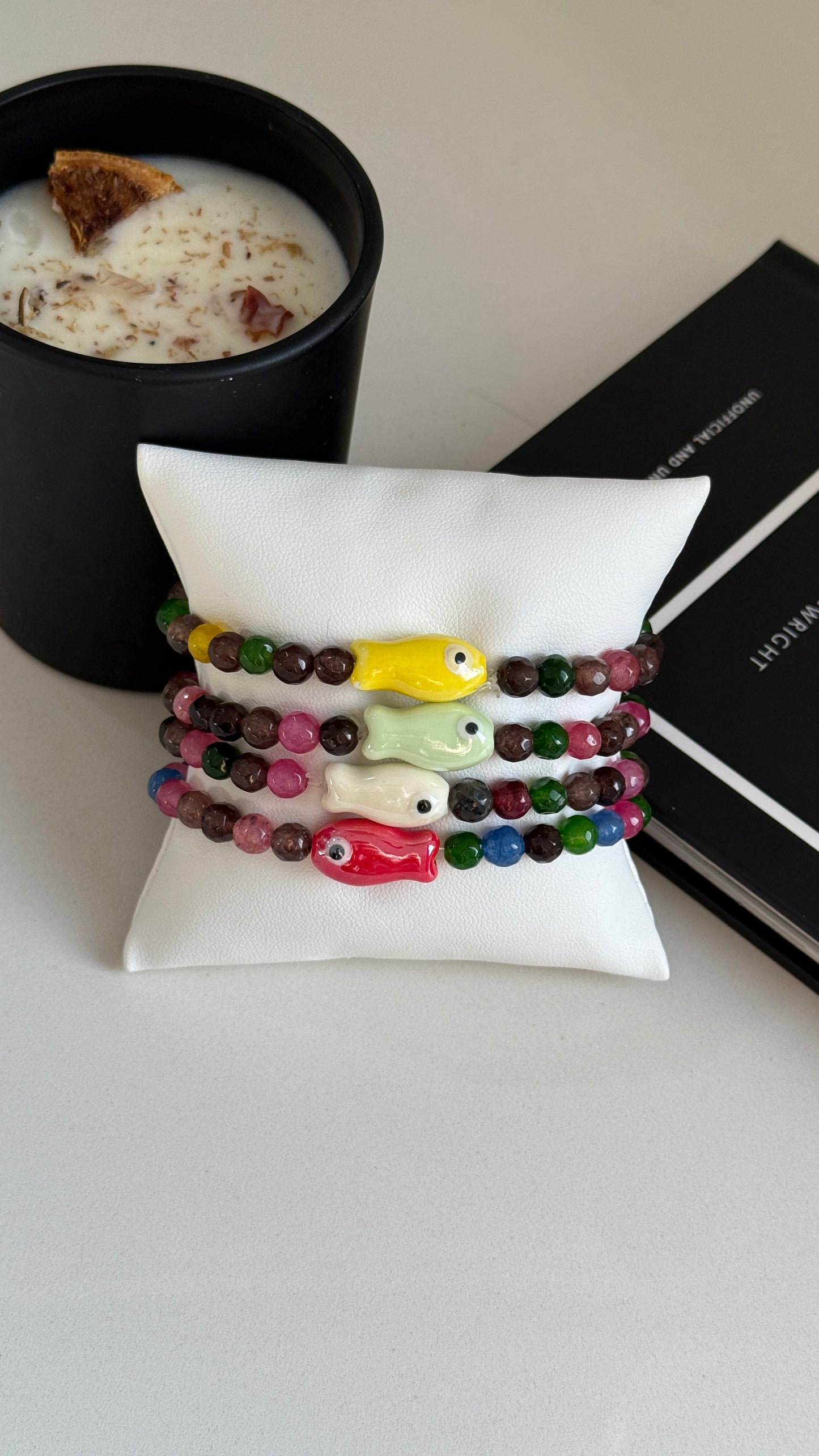 Pulsera oscura con Pez color c/u